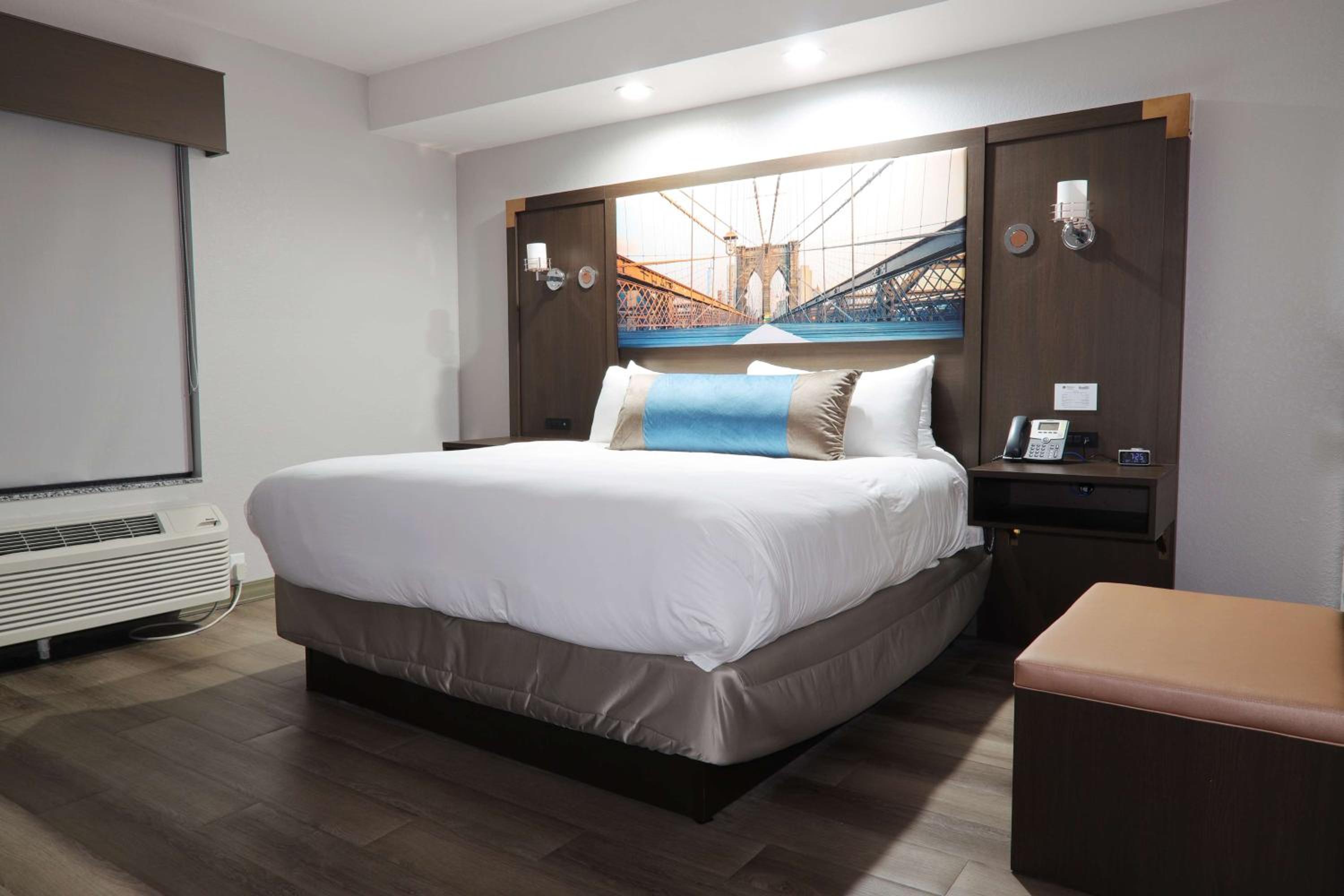 One-Bedroom King Suite with Sofa Bed - Non-Smoking - Photo 3