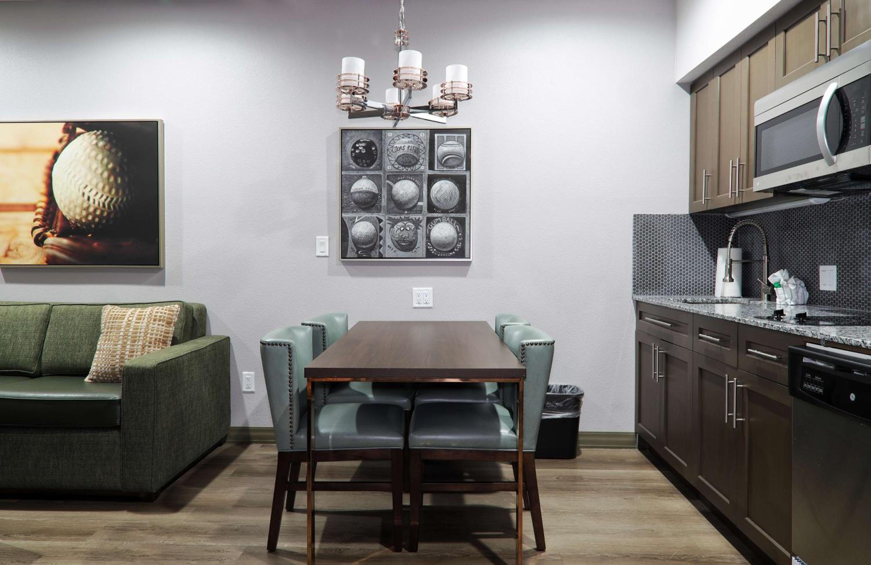 King Suite with Sofa Bed and Kitchen - Non-Smoking - Photo 4