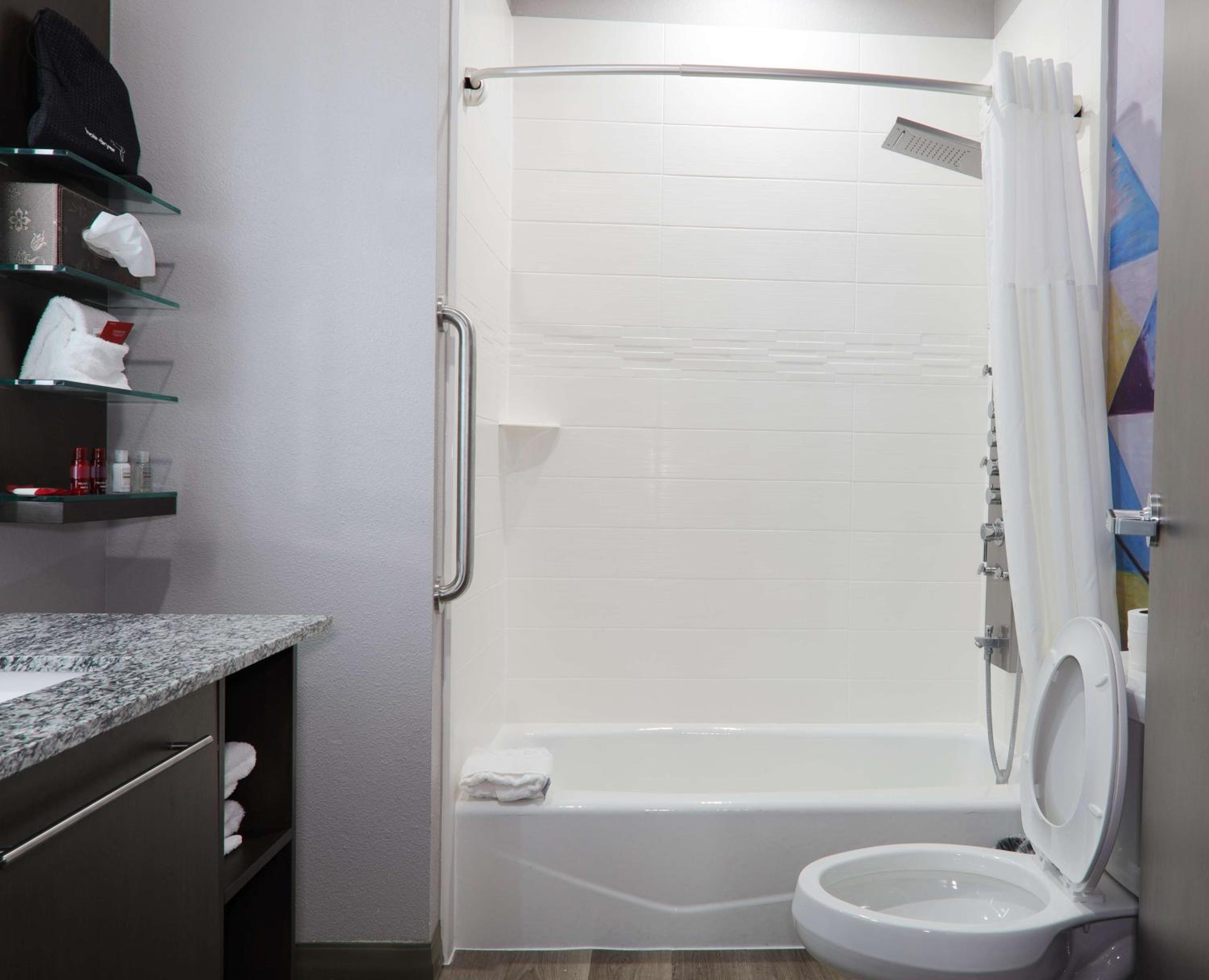 Queen Suite with Two Queen Beds and Kitchenette - Non-Smoking - Photo 4