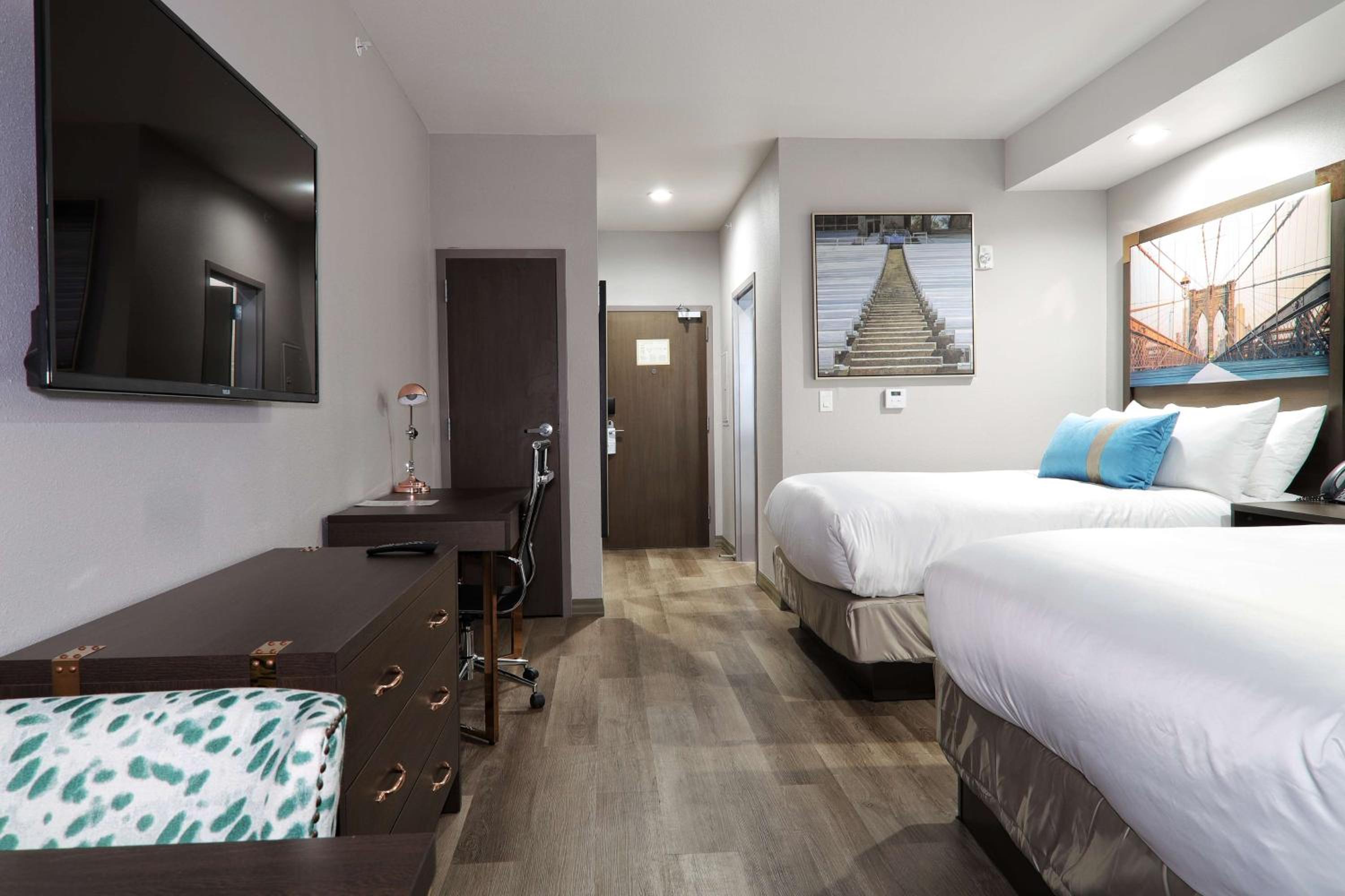 Queen Suite with Two Queen Beds and Kitchenette - Non-Smoking - Photo 3