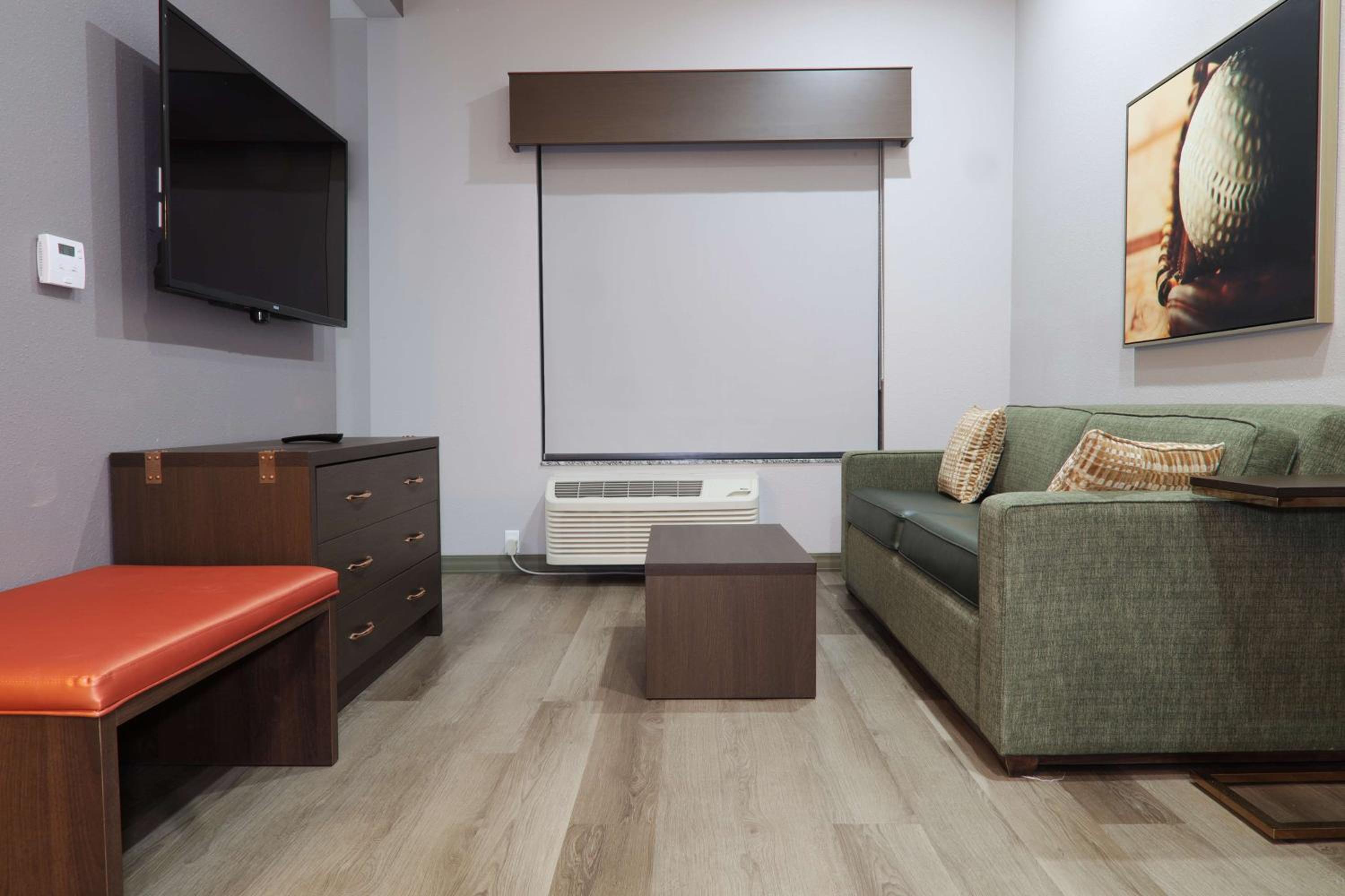 Queen Suite with Two Queen Beds and Roll-in Shower - Sofa Bed/Full Kitchen/Disability Access - Photo 2