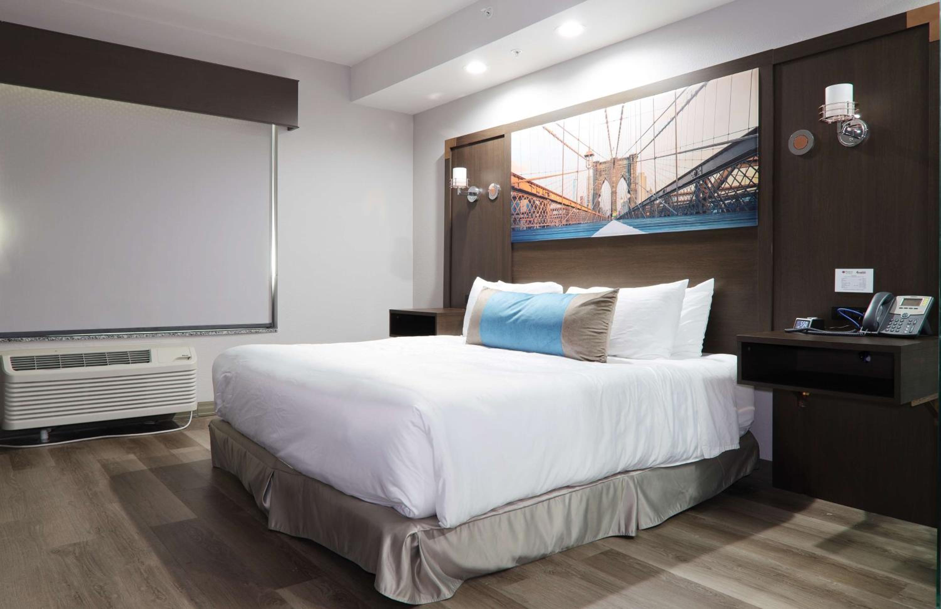 King Suite with Bath Tub and Sofa Bed - Disability/Non-Smoking - Photo 3