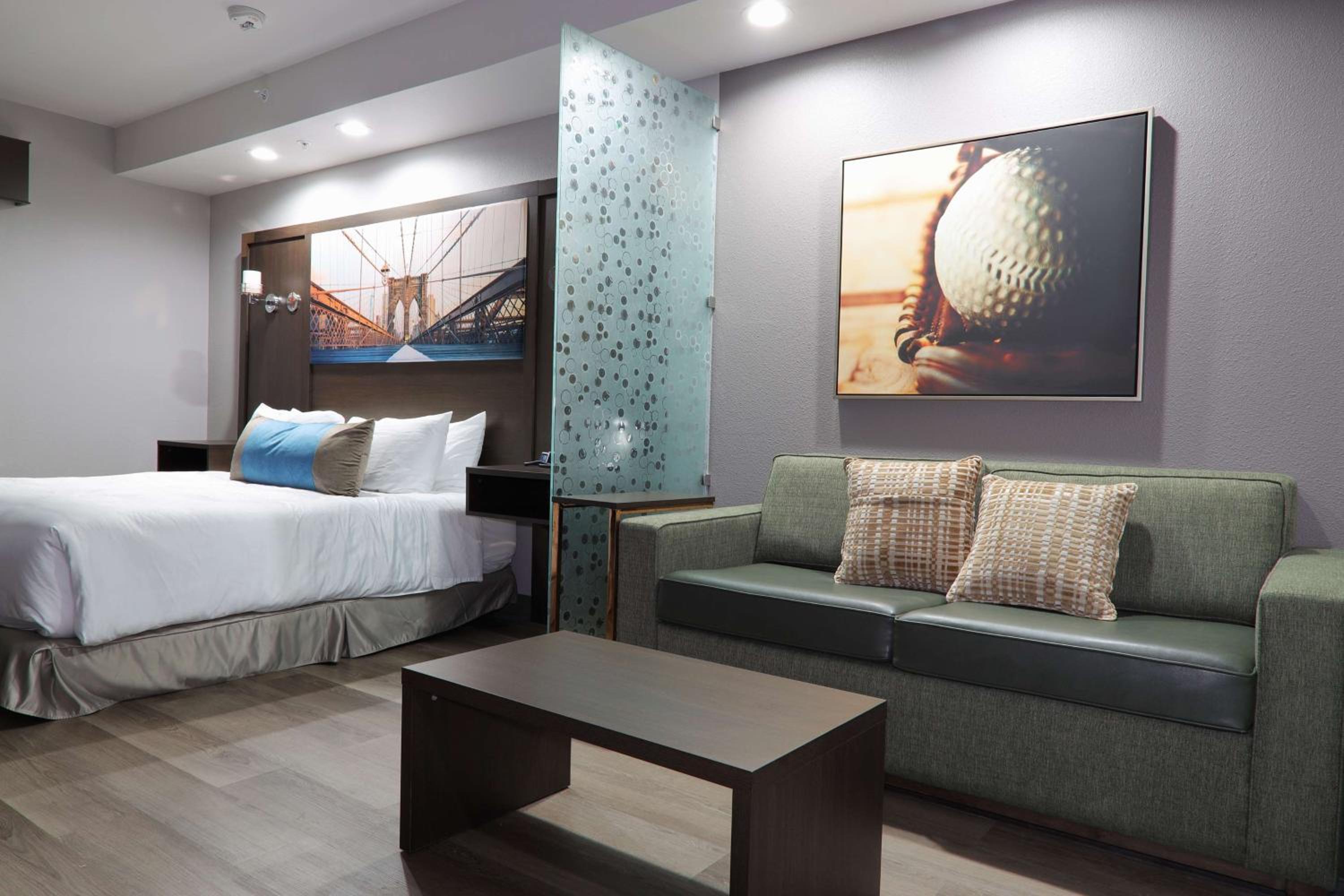 King Suite with Bath Tub and Sofa Bed - Disability/Non-Smoking - Photo 1