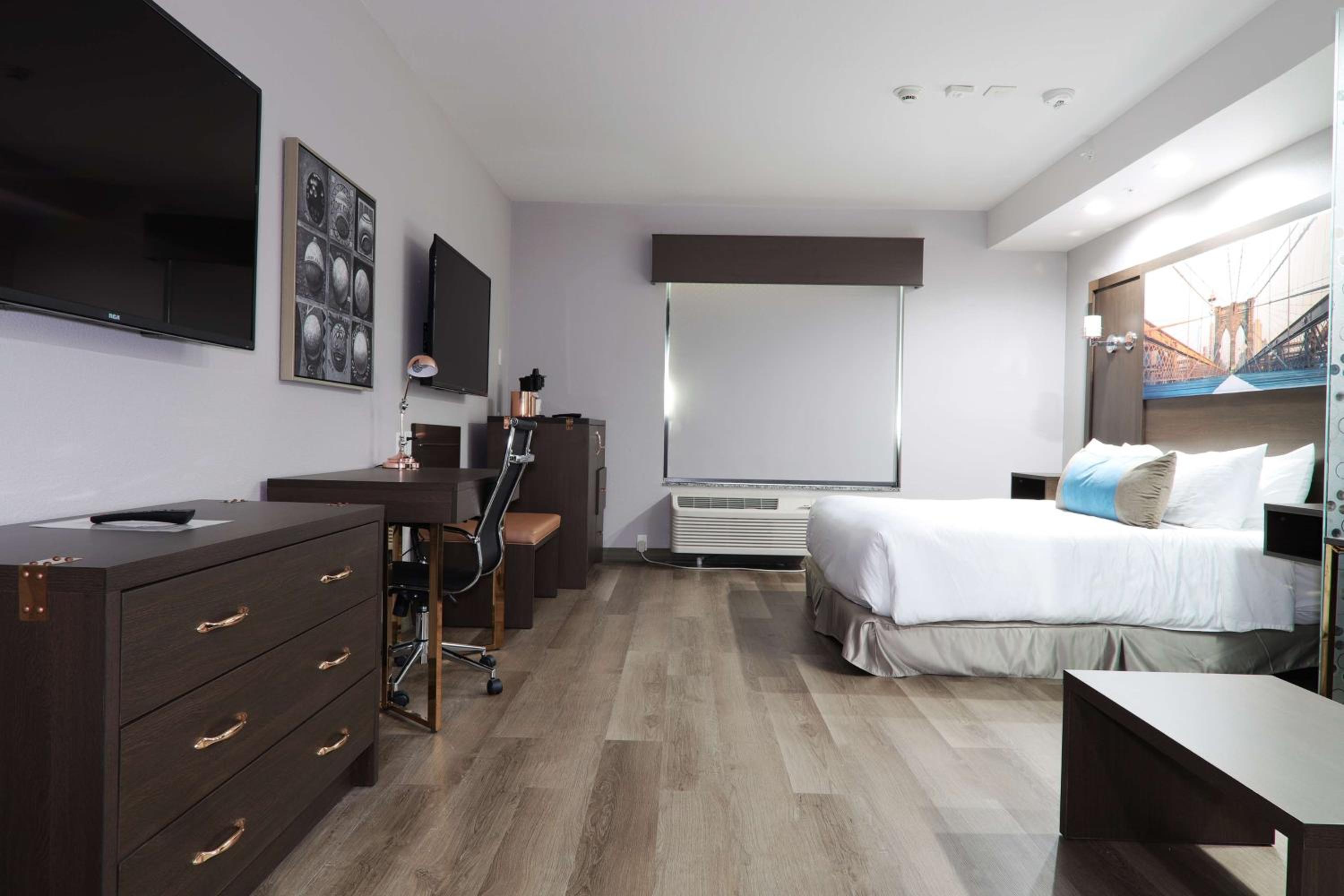 King Suite with Bath Tub and Sofa Bed - Disability/Non-Smoking - Photo 2
