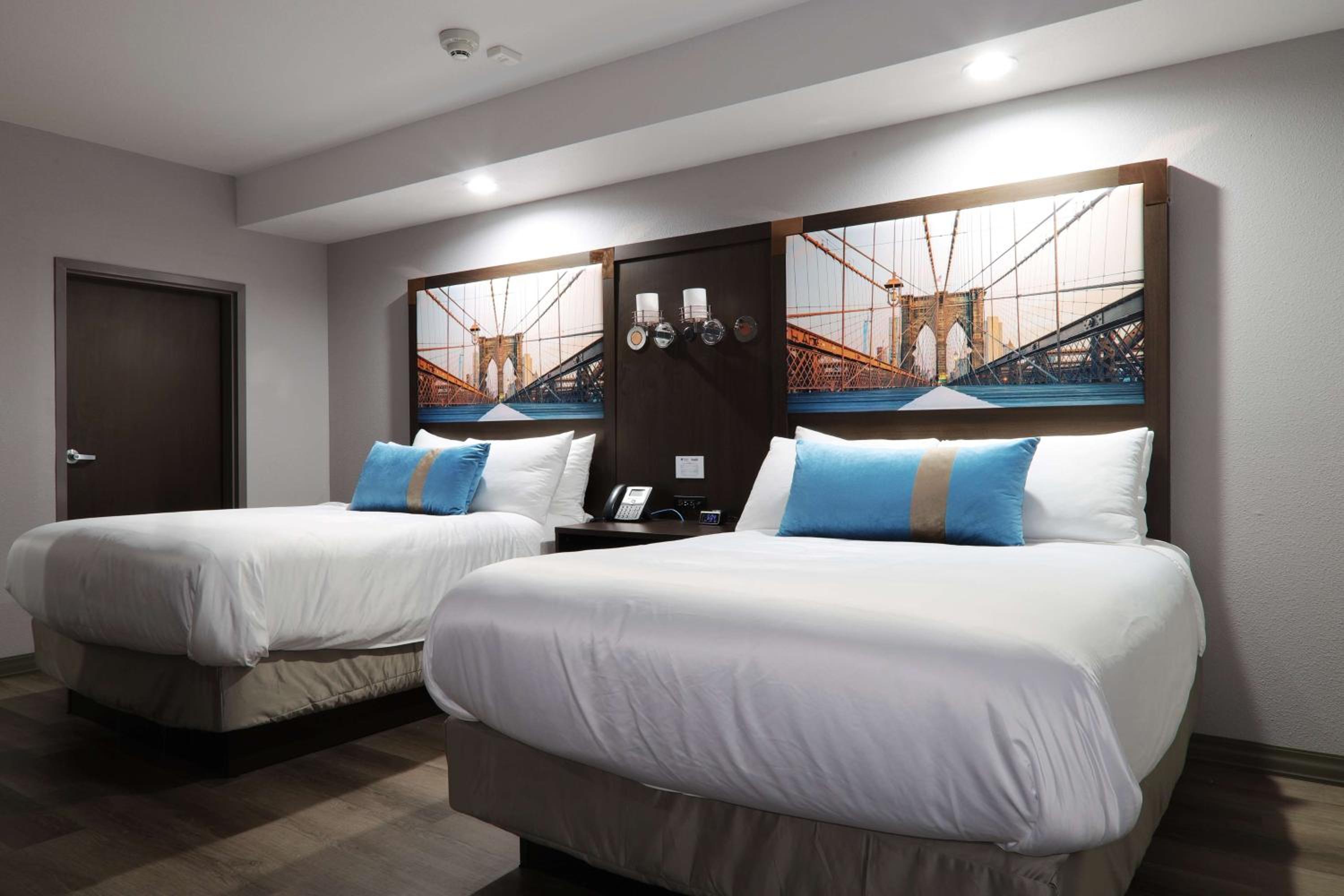 Queen Suite with Two Queen Beds and Sofa Bed - Non-Smoking - Photo 1