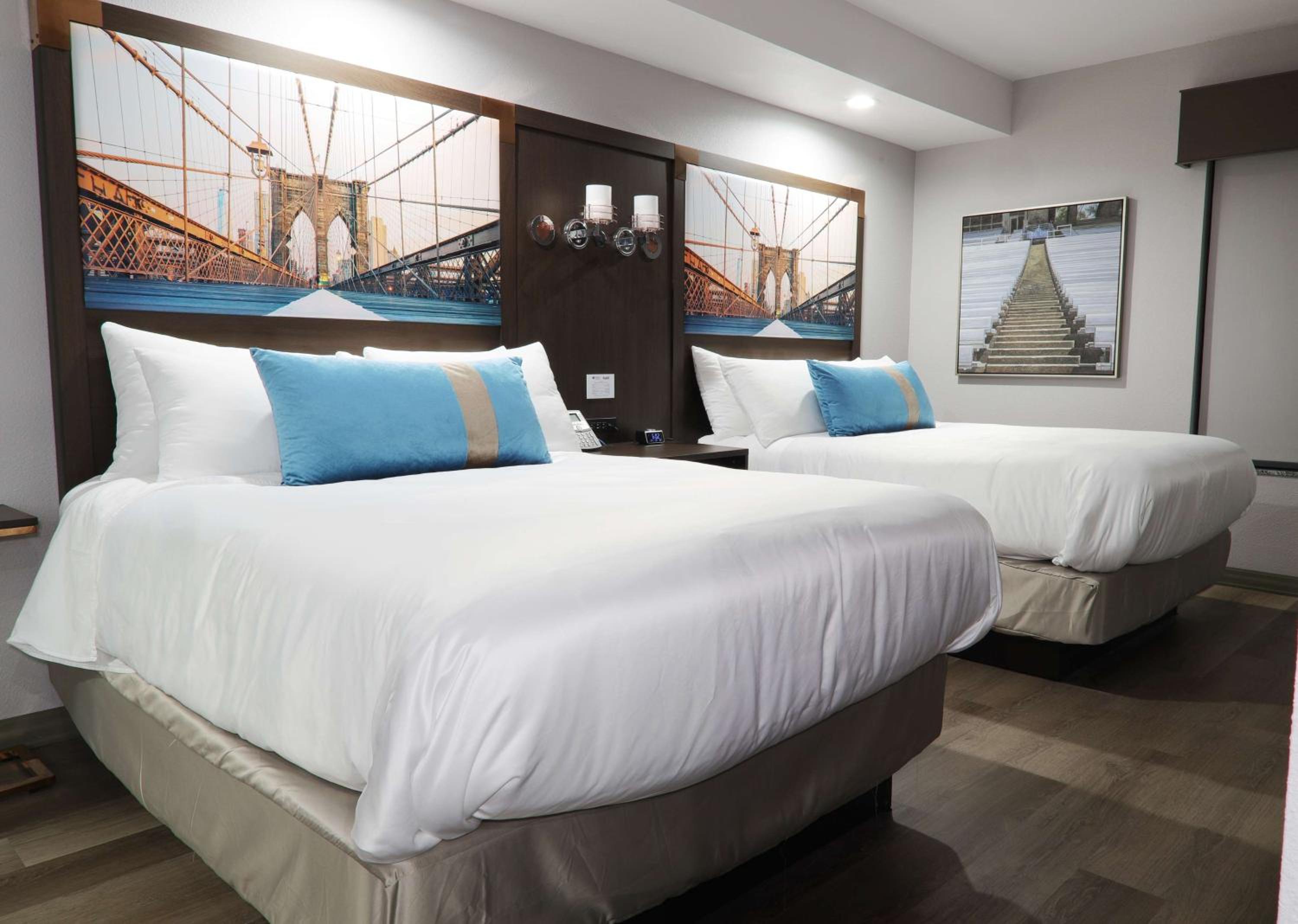 Queen Suite with Two Queen Beds and Sofa Bed - Non-Smoking - Photo 4