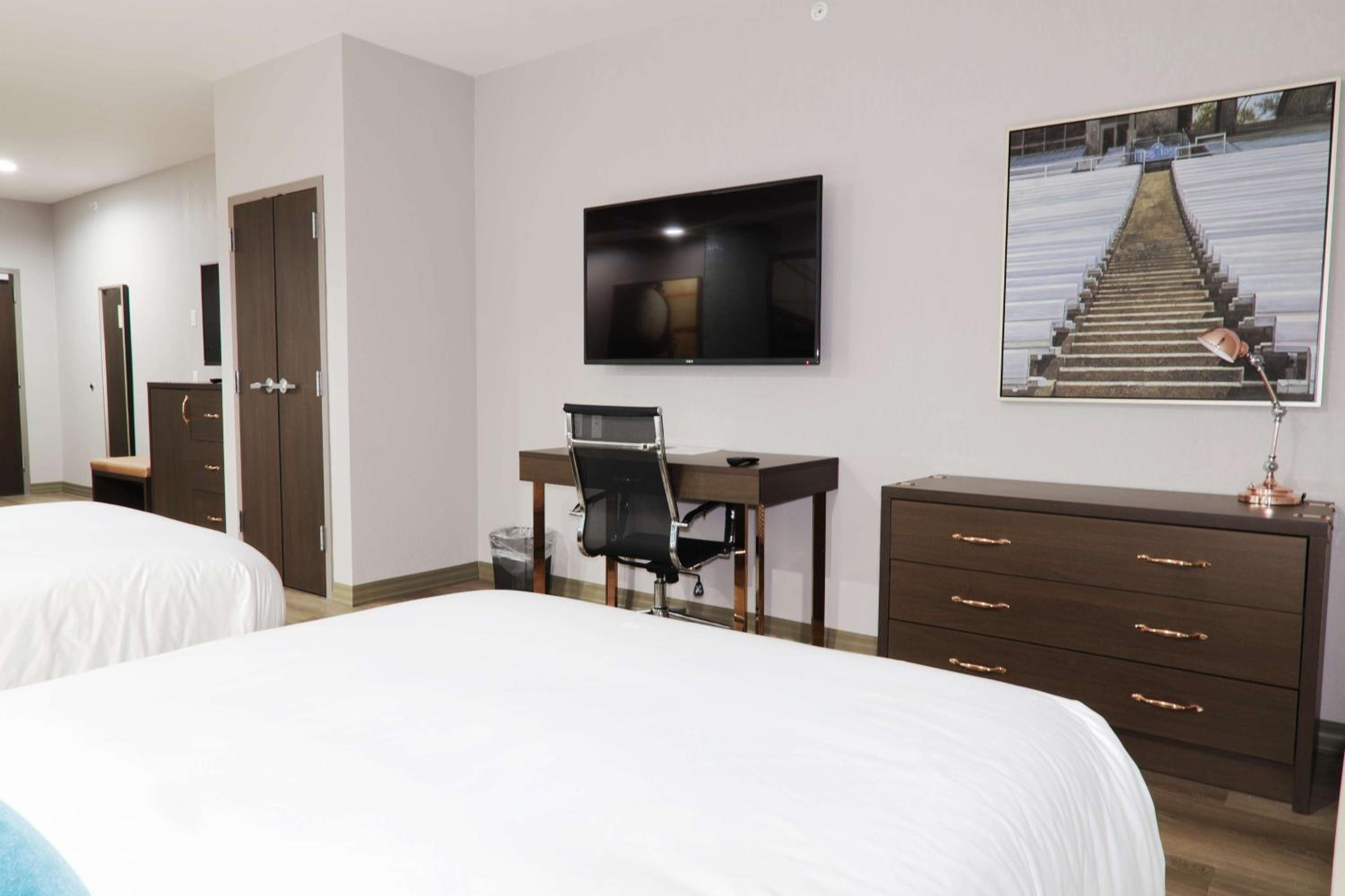 Queen Suite with Two Queen Beds and Sofa Bed - Bath Tub/Mobility Accessible/Non-Smoking - Photo 3