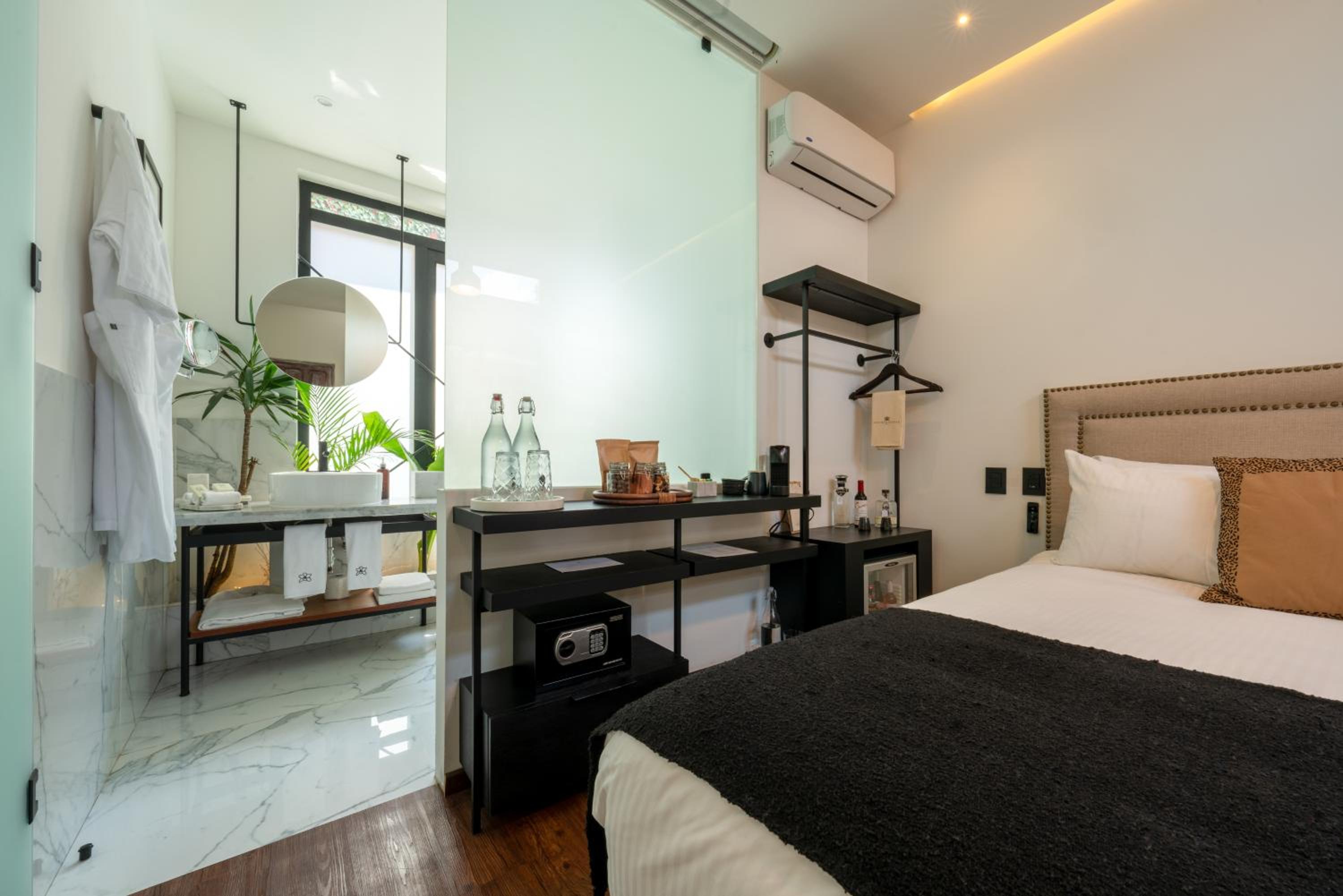 Standard Suite - Photo 9