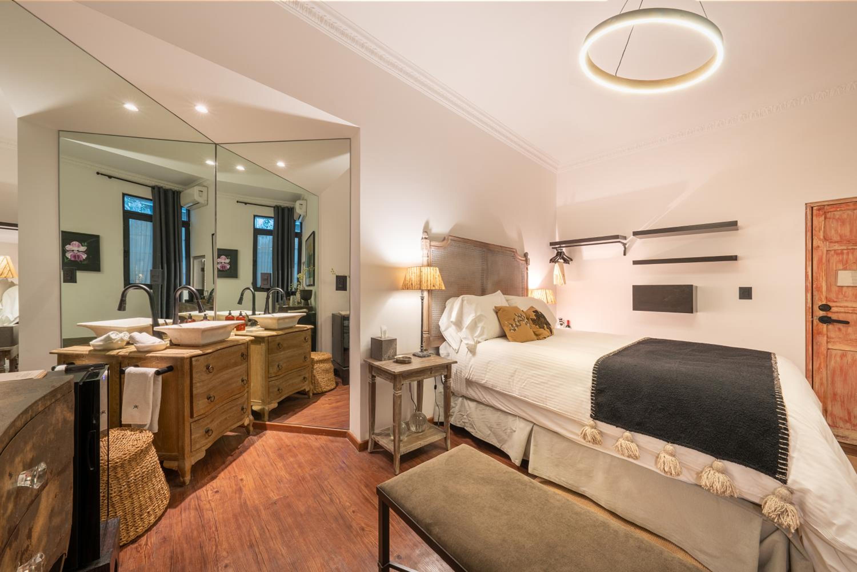 Standard Suite - Photo 42
