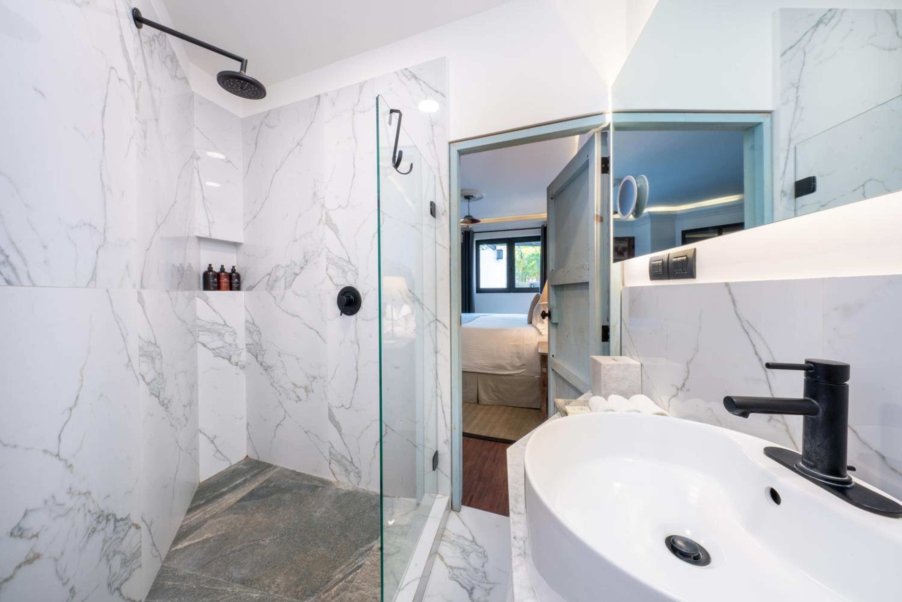 Standard Suite - Photo 26