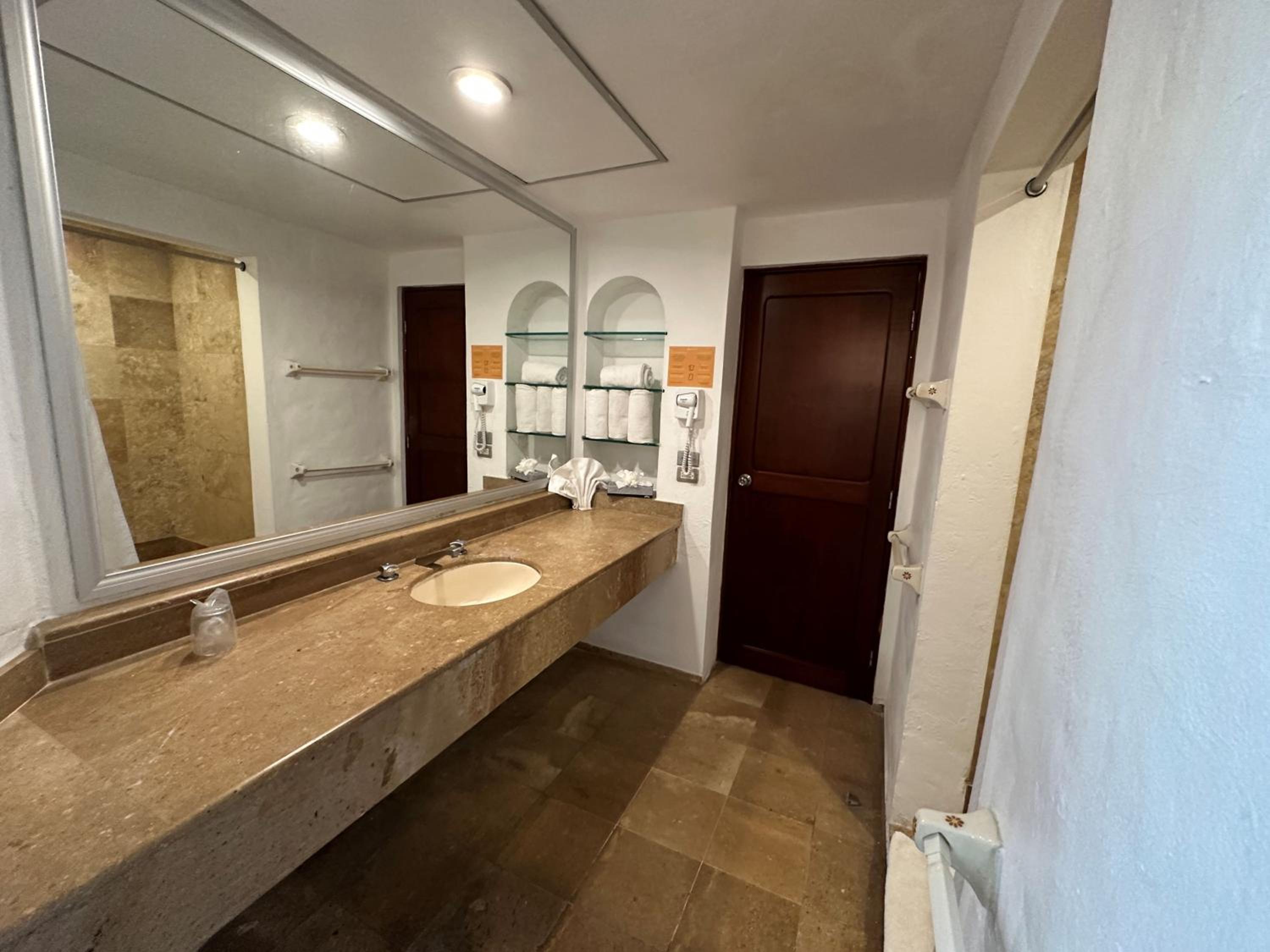 One-Bedroom Suite with Kitchenette  - Photo 8