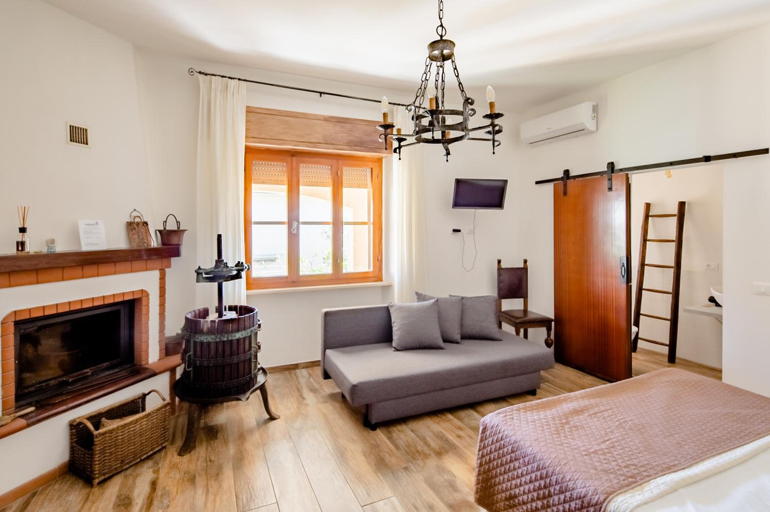 Triple Room with Private Bathroom photo 1