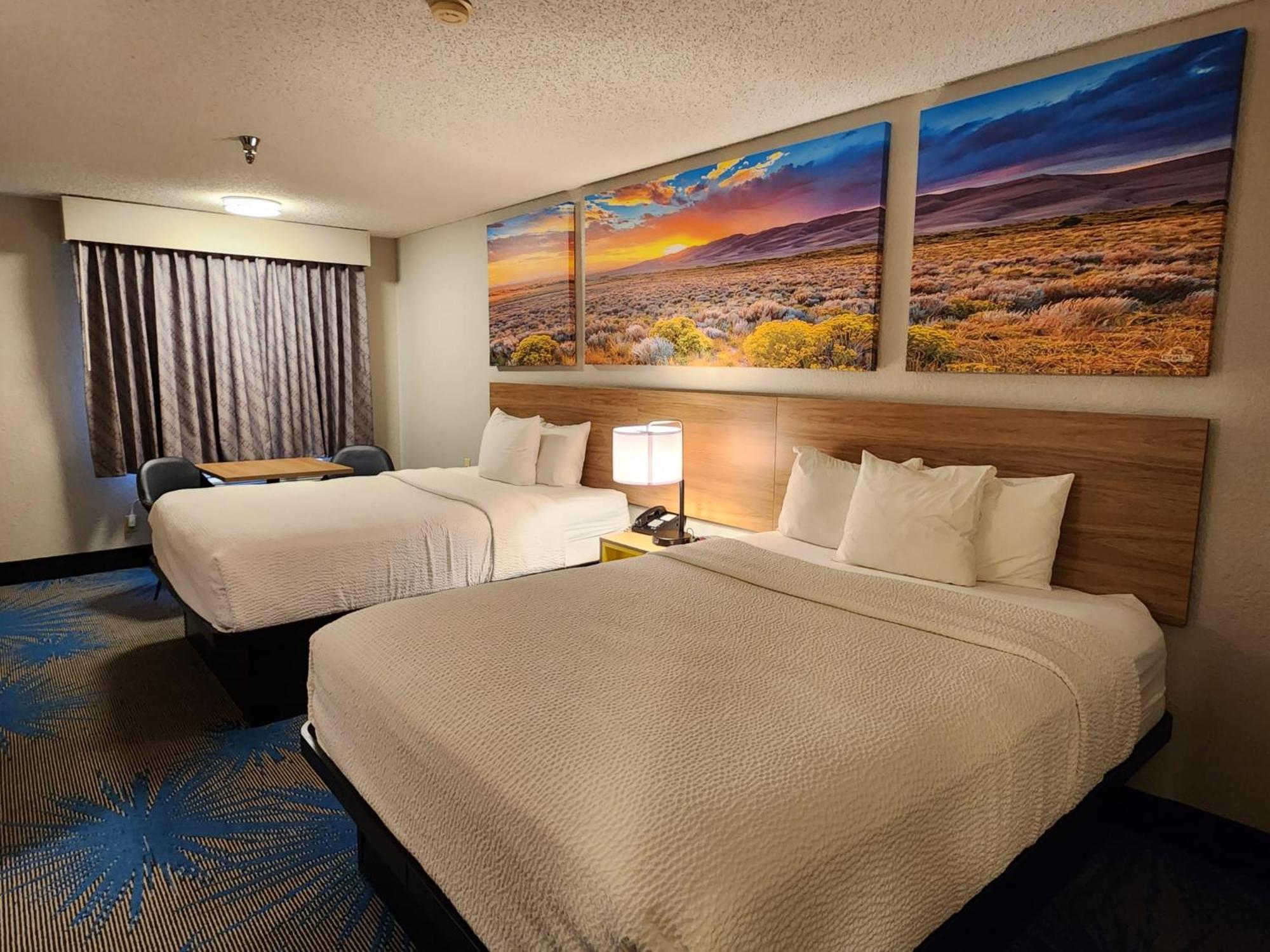 Queen Room with Three Queen Beds - Non-Smoking - Photo 2