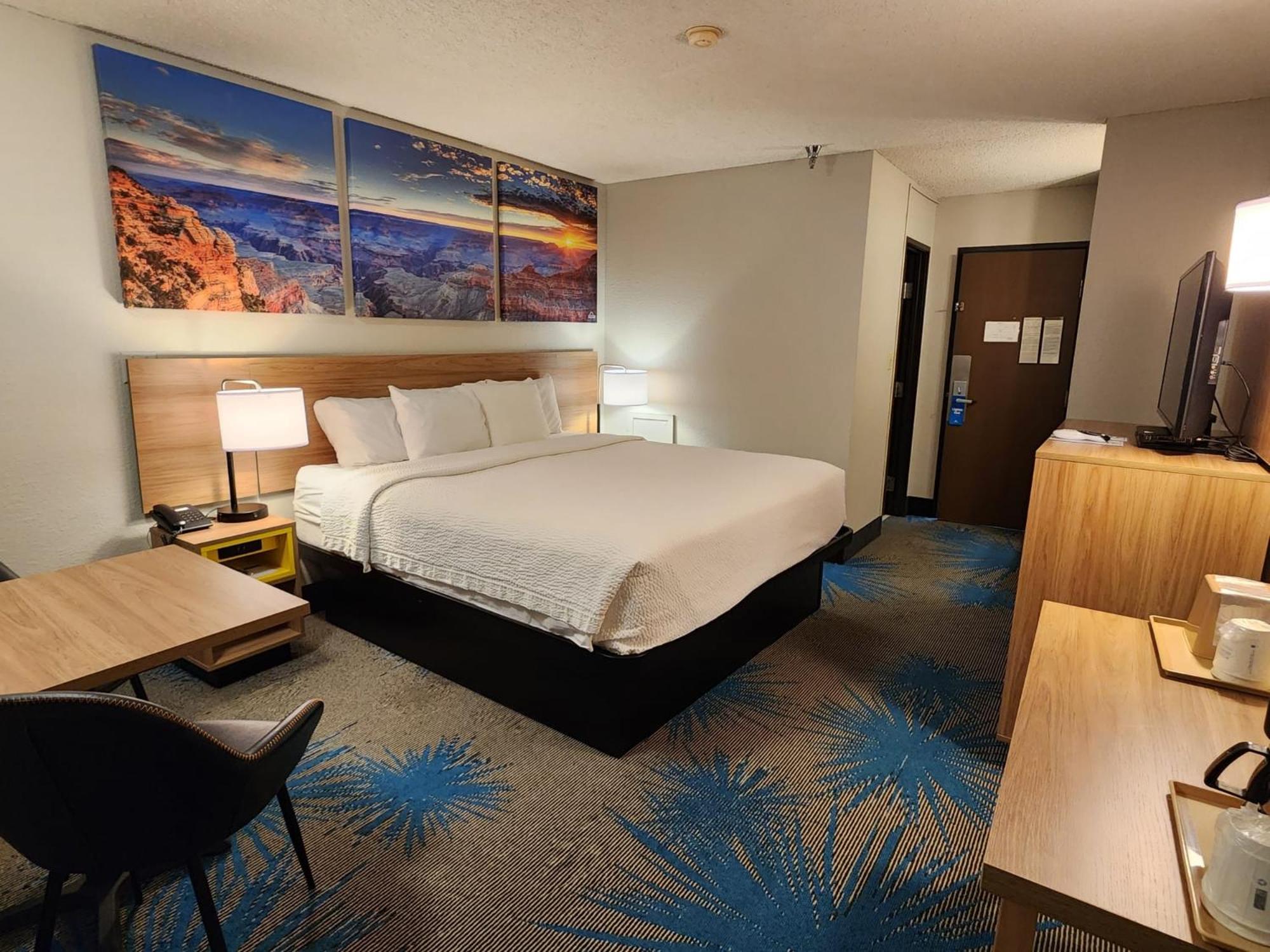 King Room - Non-Smoking - Photo 1