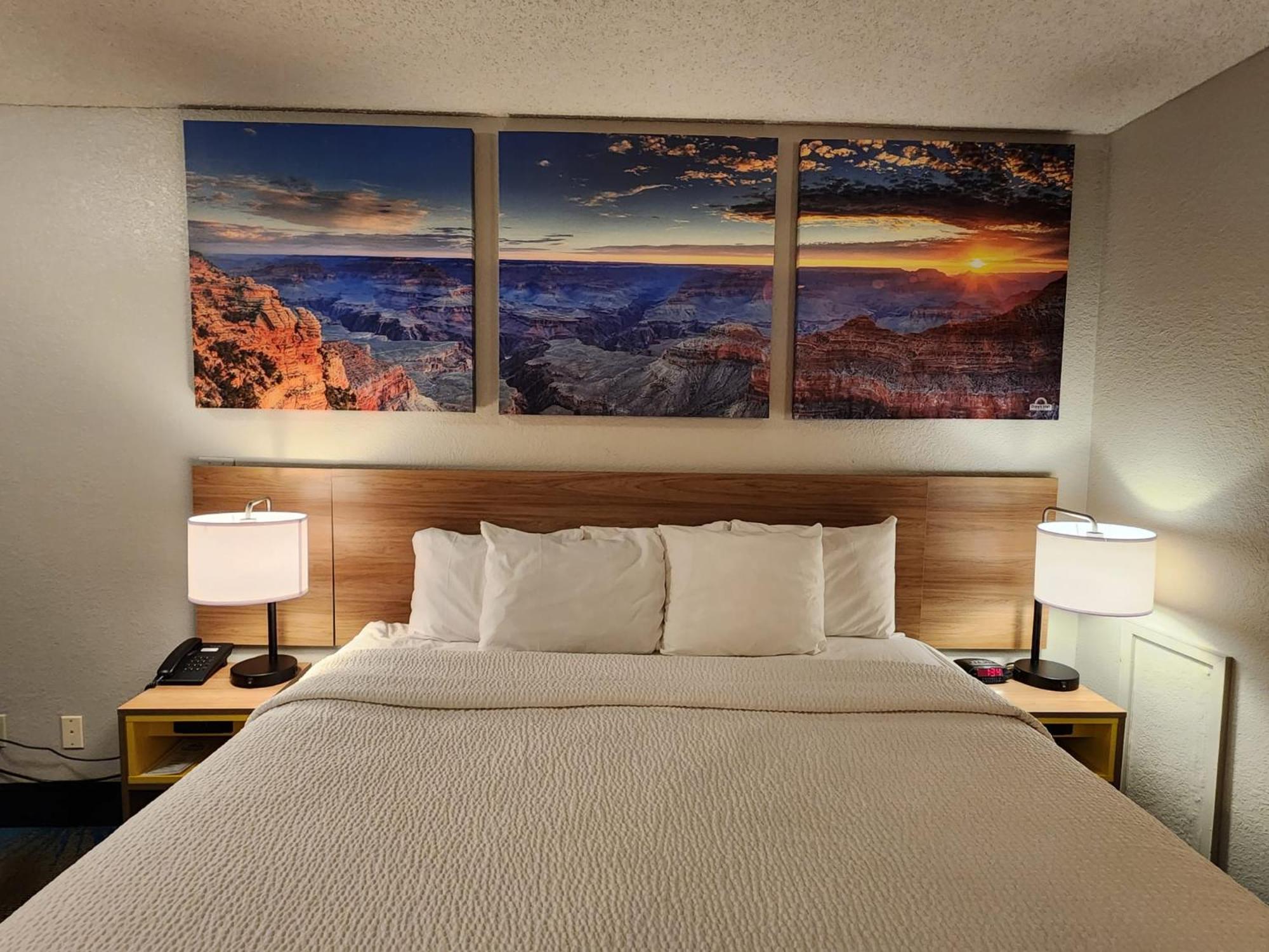 King Room - Non-Smoking - Photo 4