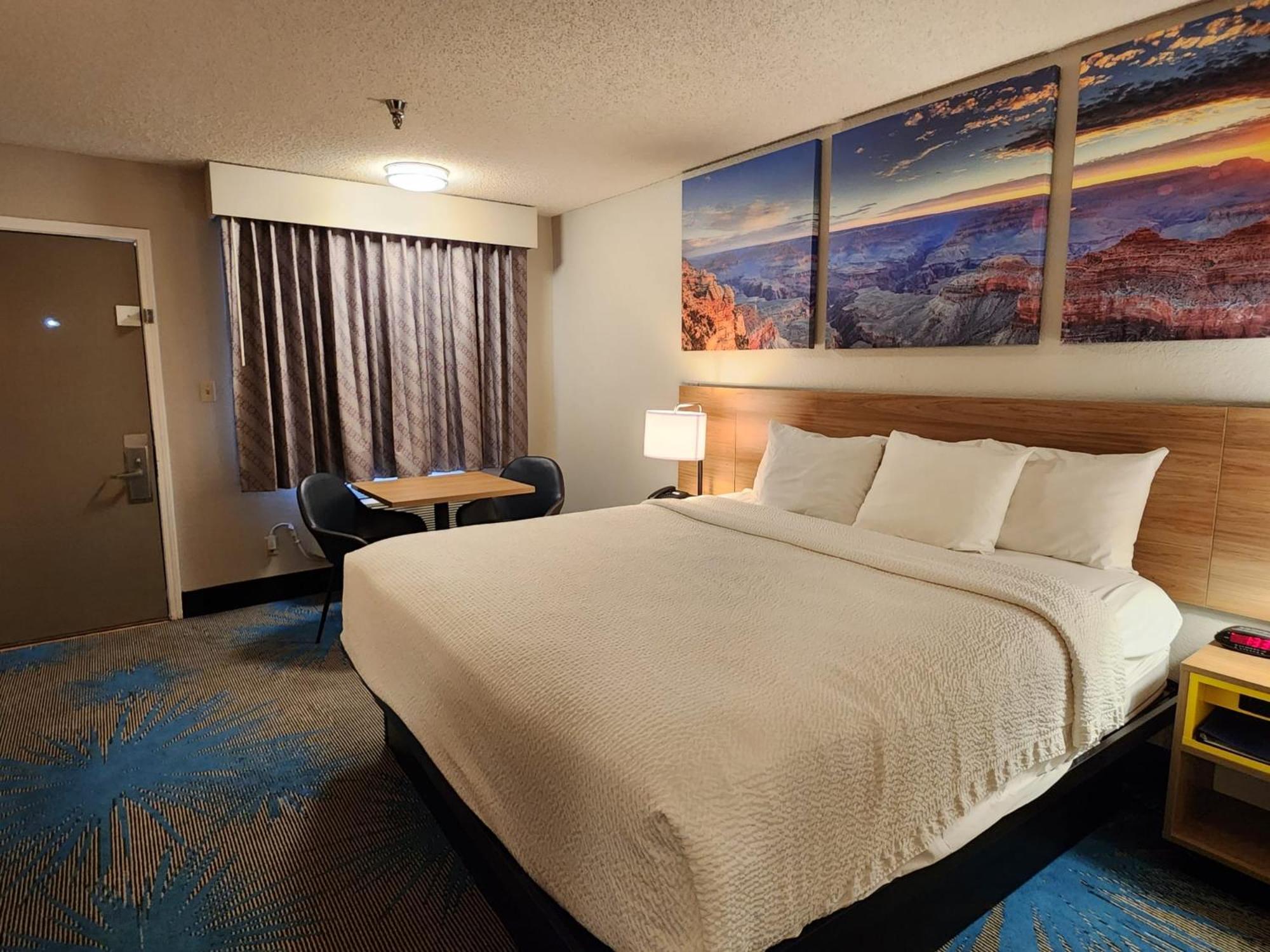 King Room - Non-Smoking - Photo 2