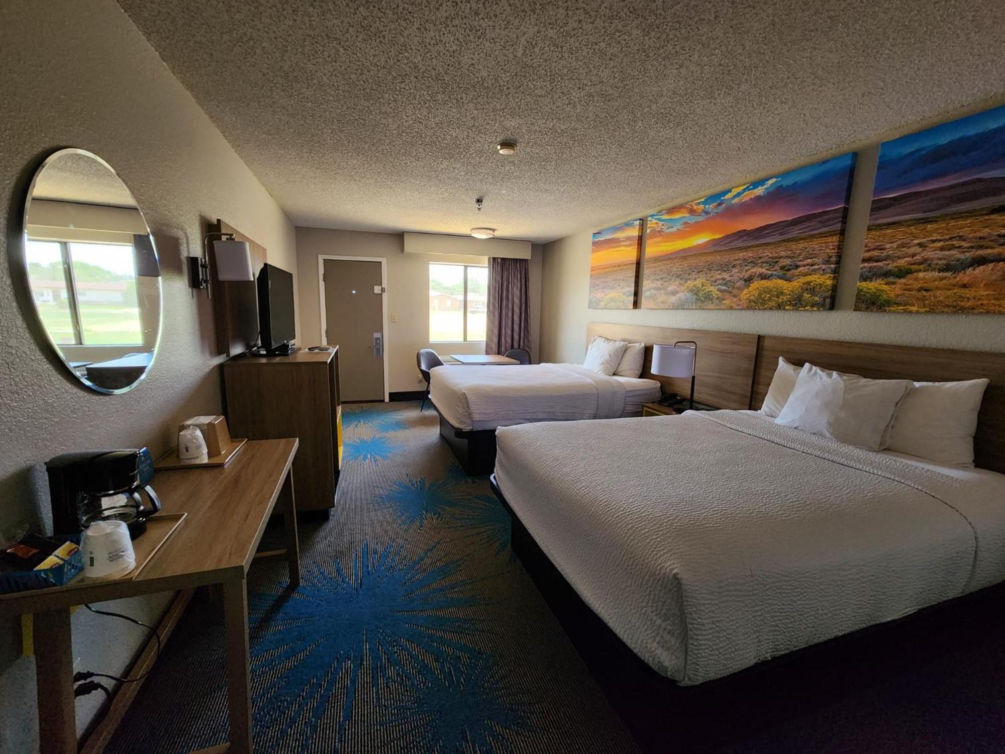 Queen Room with Two Queen Beds - Non-Smoking - Photo 2