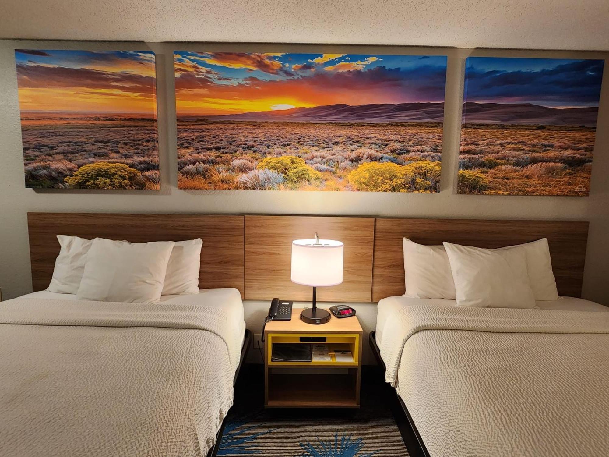 Queen Room with Two Queen Beds - Non-Smoking - Photo 4