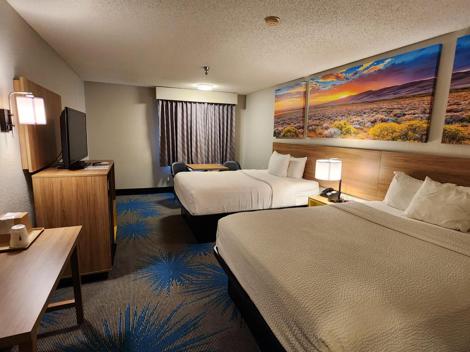 Queen Room with Two Queen Beds - Non-Smoking - Photo 5