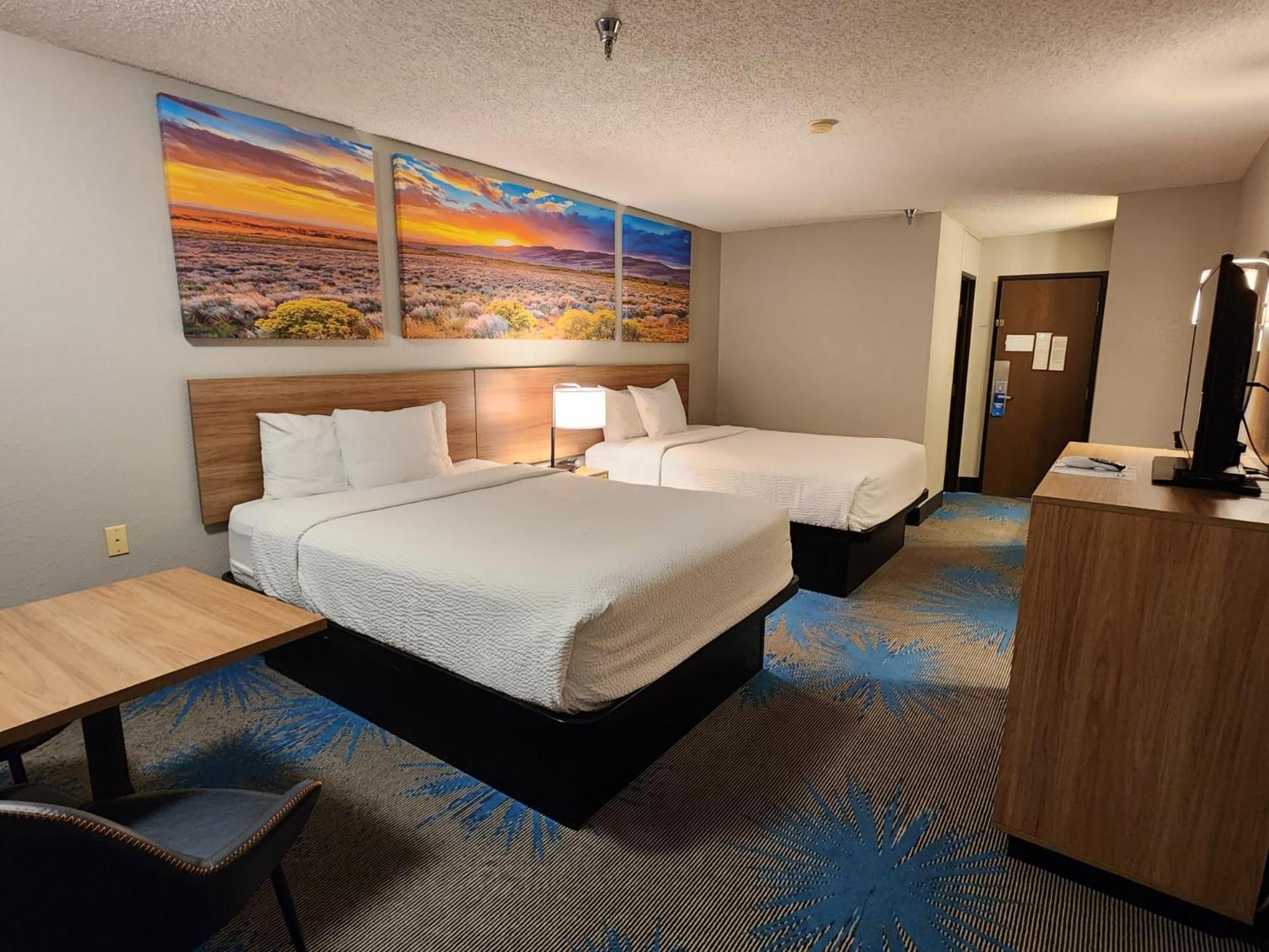 Queen Room with Two Queen Beds - Non-Smoking - Photo 6