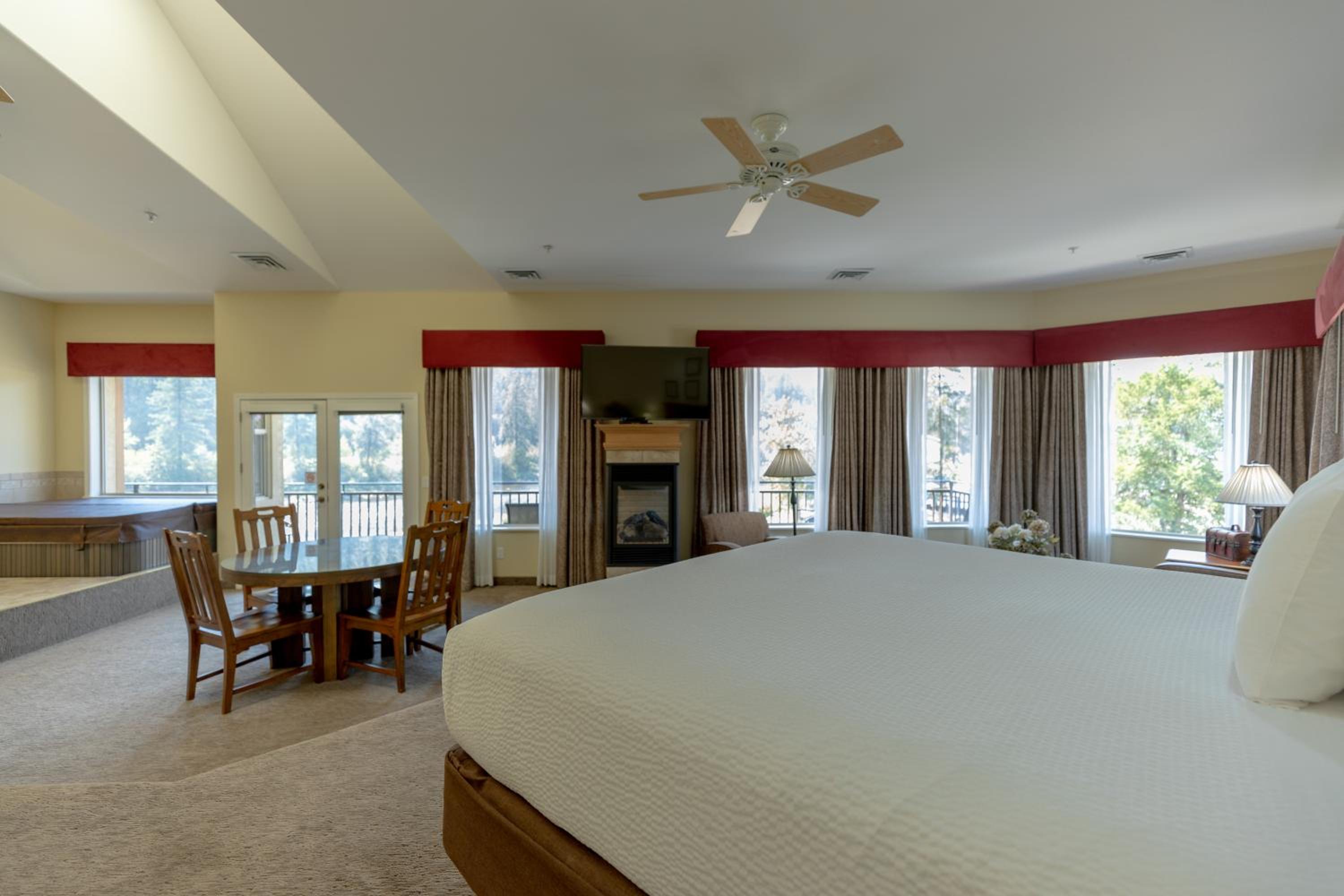 King Suite with River View  photo 1
