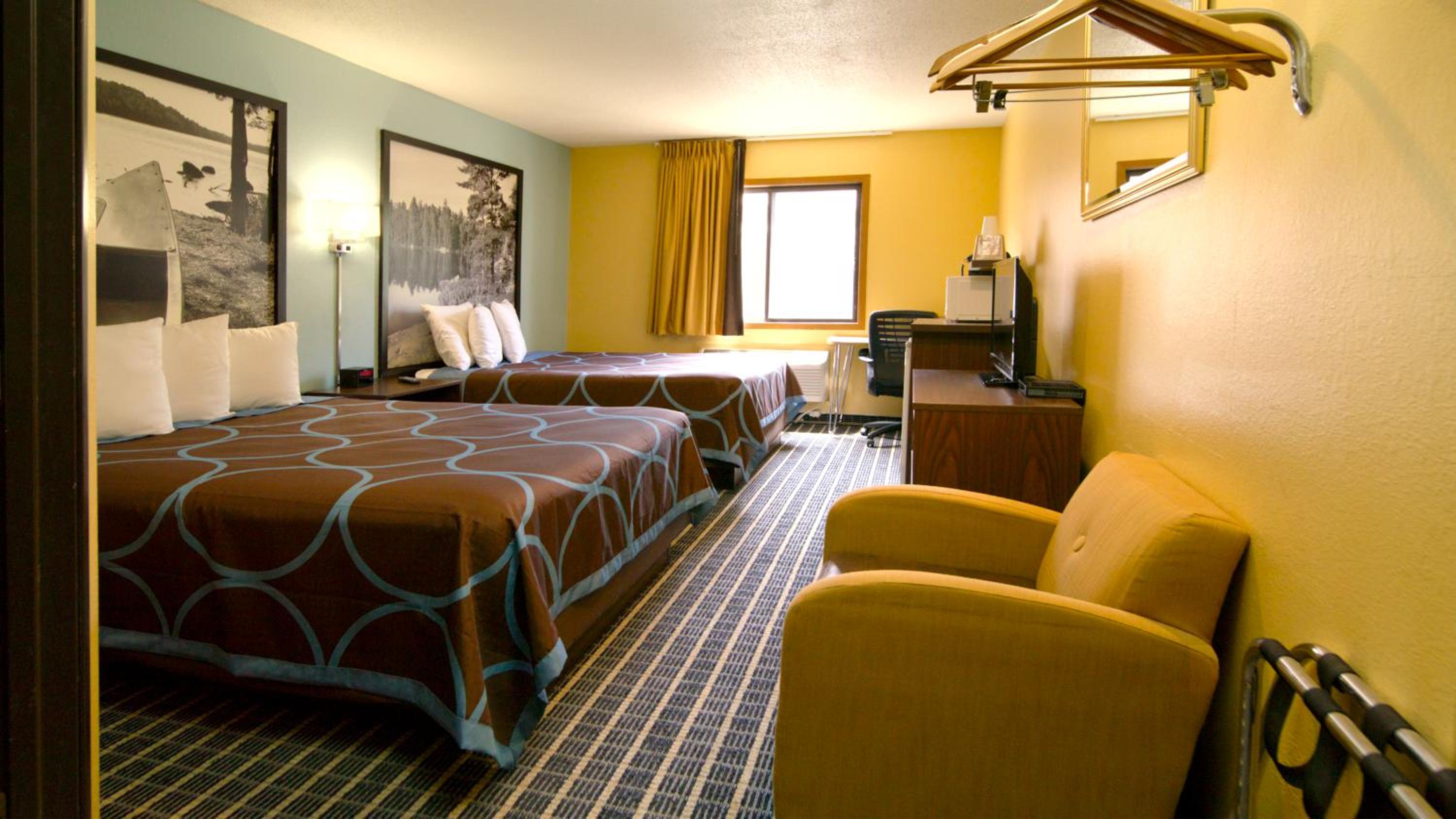 Queen Room with Two Queen Beds - Non-Smoking - Photo 4