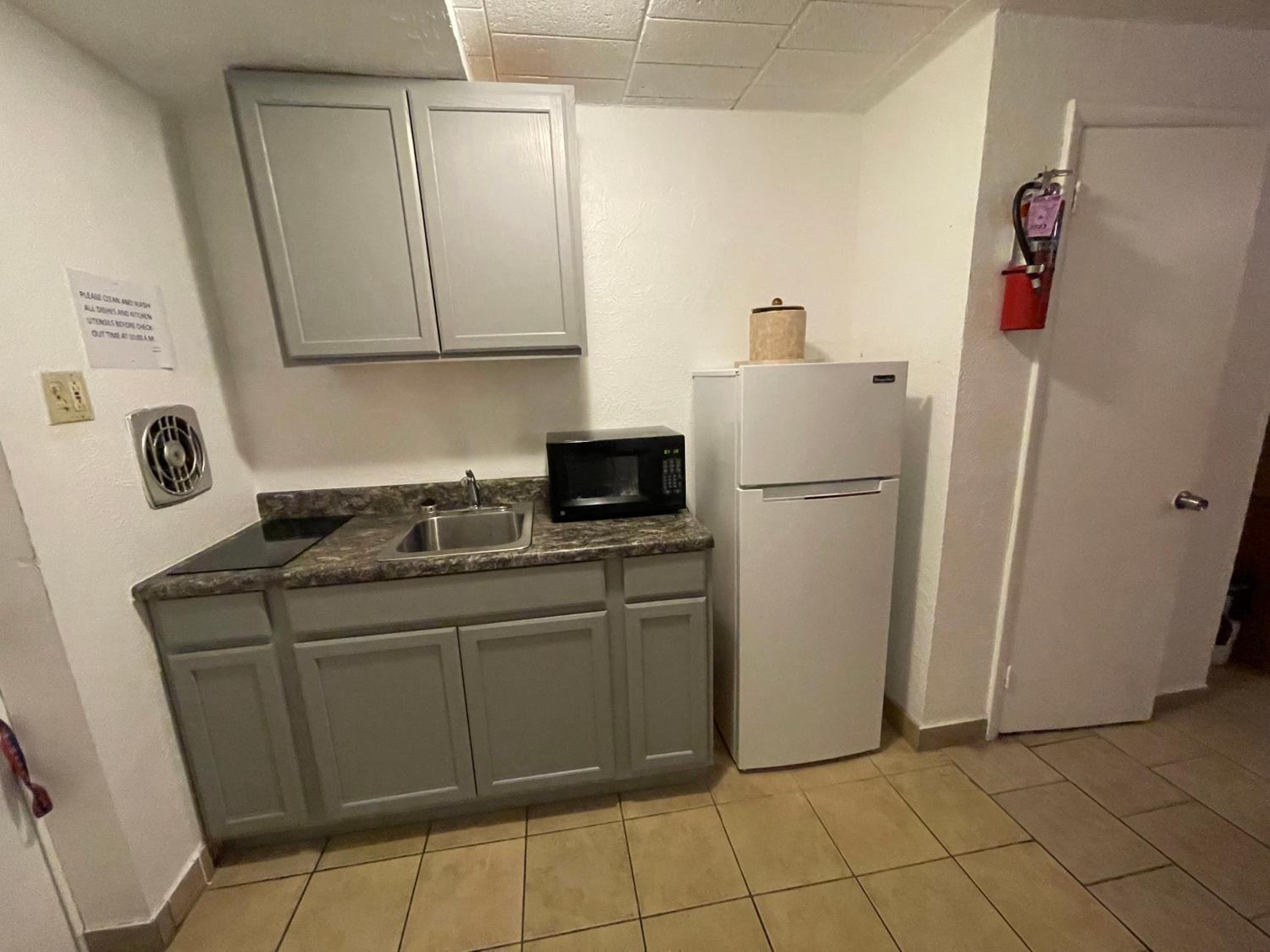 Two Double Beds with Balcony/Kitchette - Photo 2