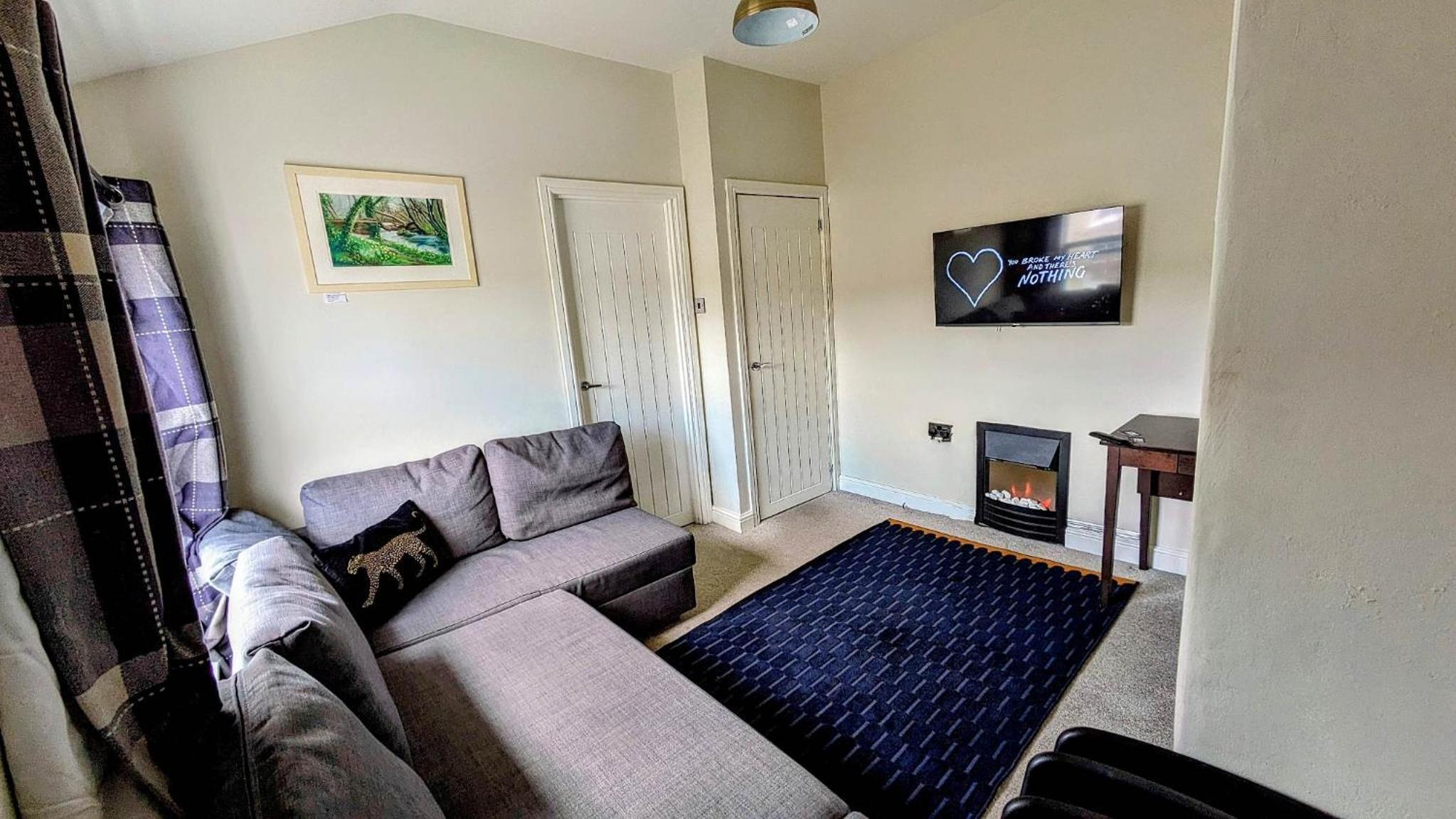 One-Bedroom Apartment photo 1
