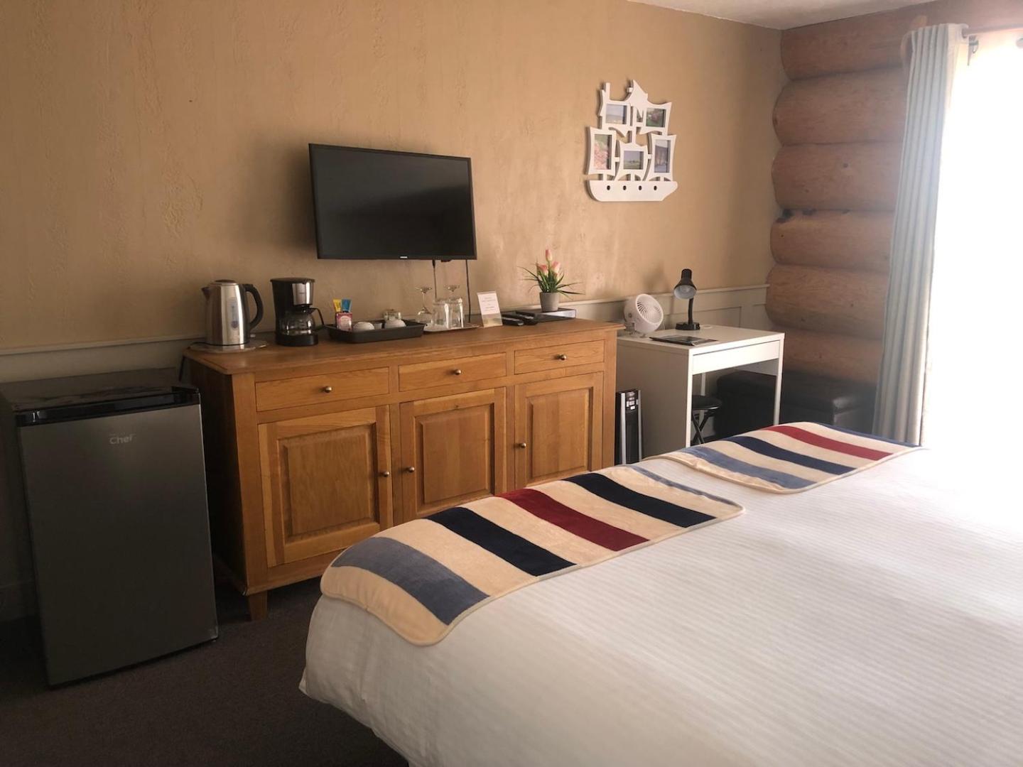 King Room with Lake View - Photo 10
