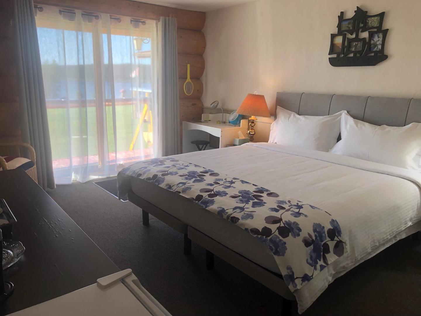 King Room with Lake View - Photo 9