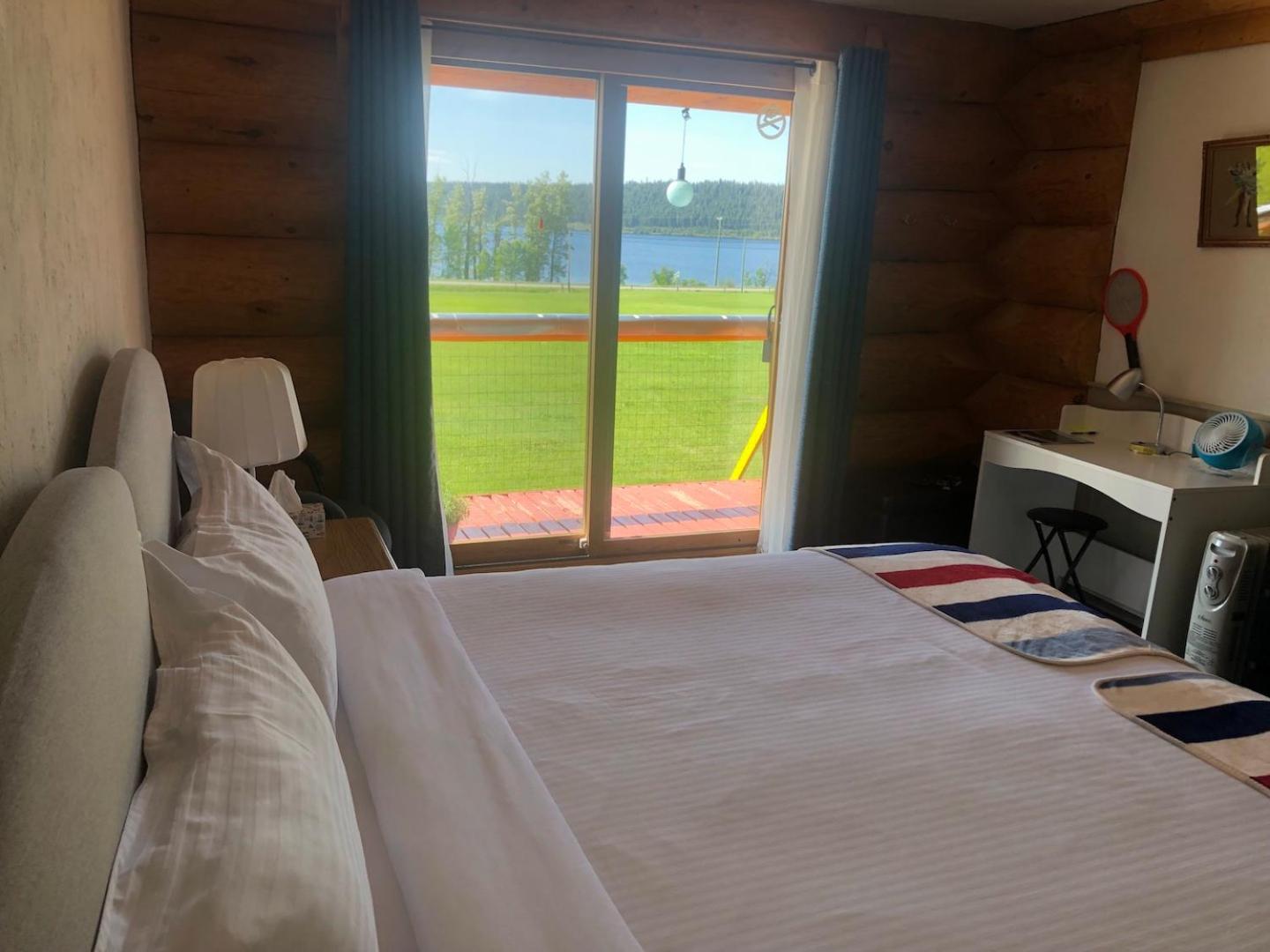 King Room with Lake View - Photo 3