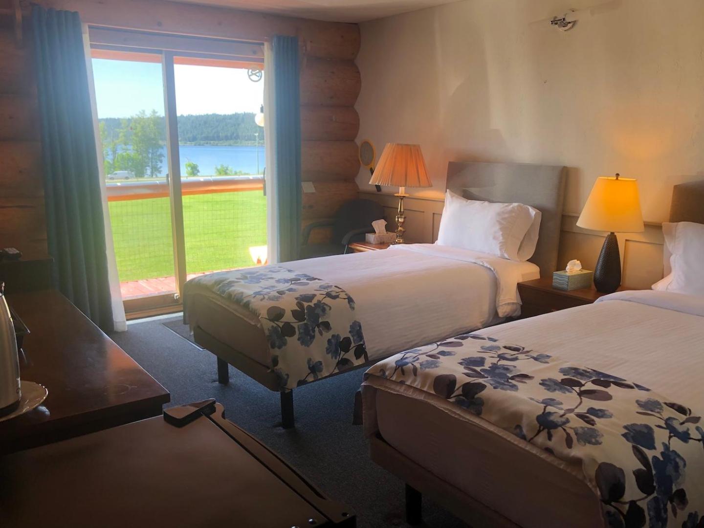 Double or Twin Room with Lake View - Photo 11