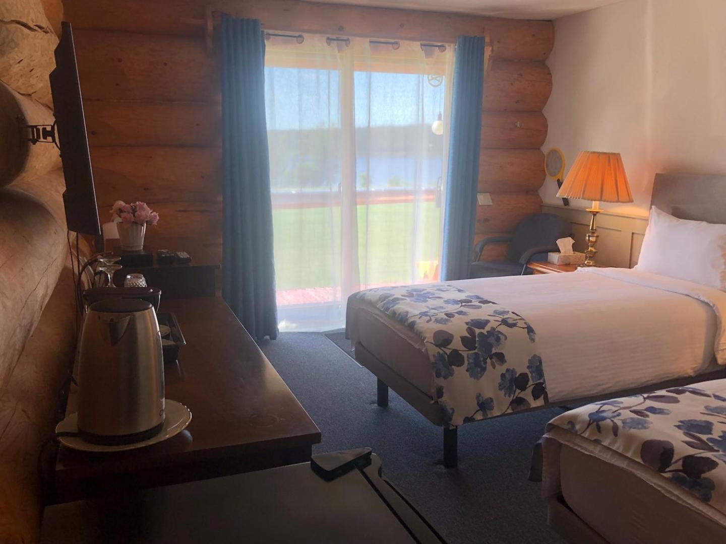 Double or Twin Room with Lake View - Photo 10