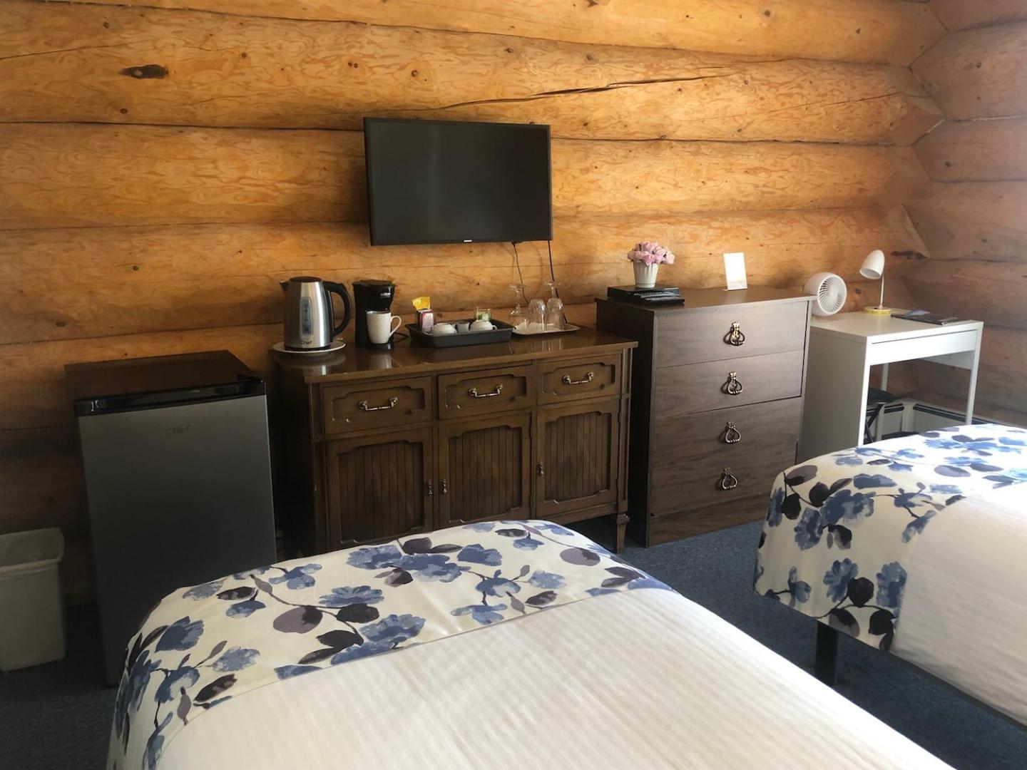 Double or Twin Room with Lake View - Photo 13