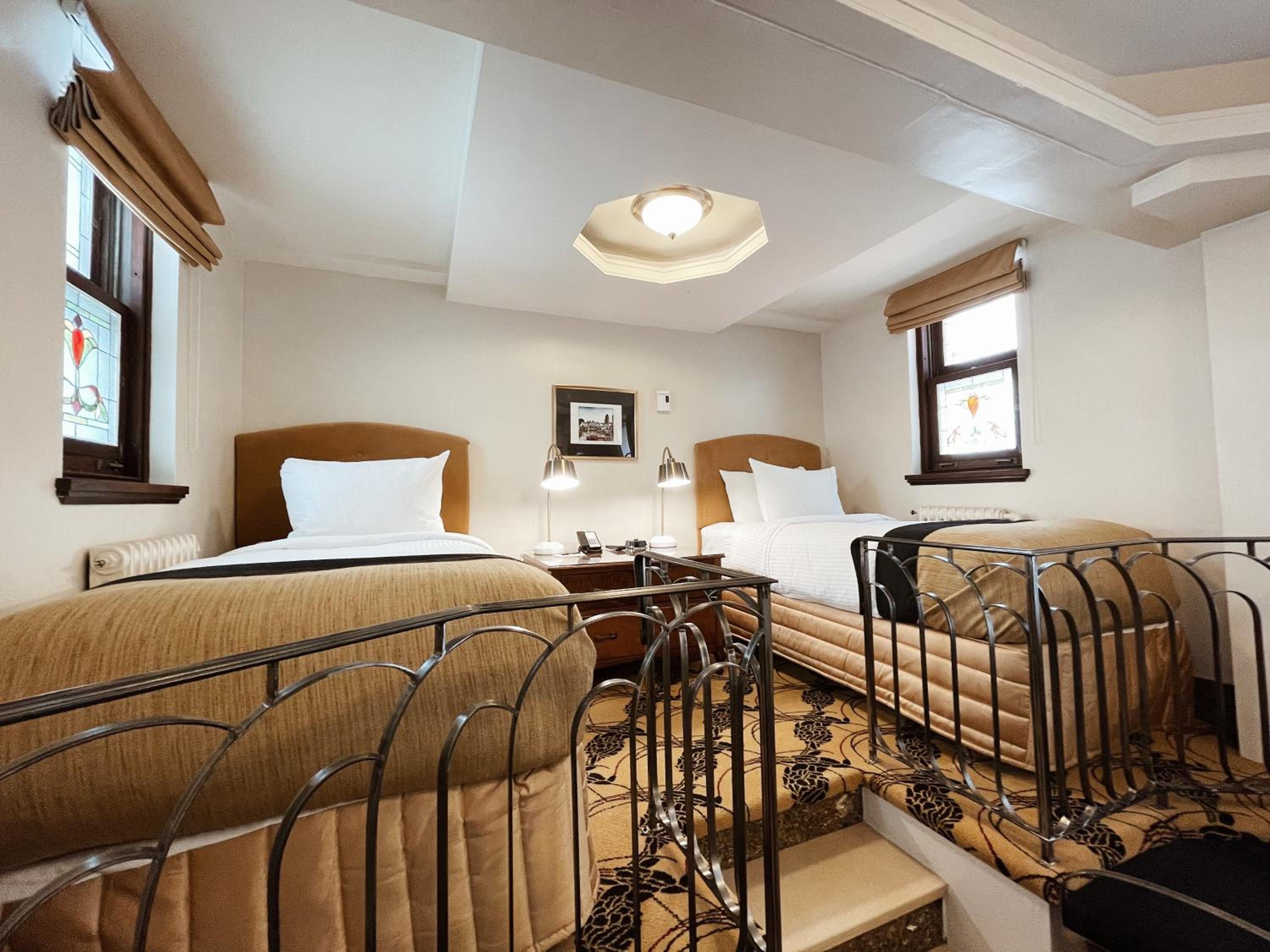 Twin Room thumbnail 6
