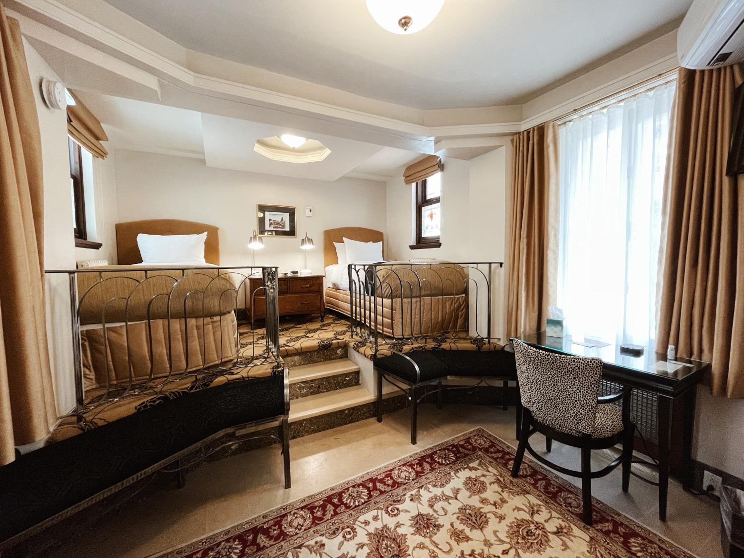 Twin Room thumbnail 5