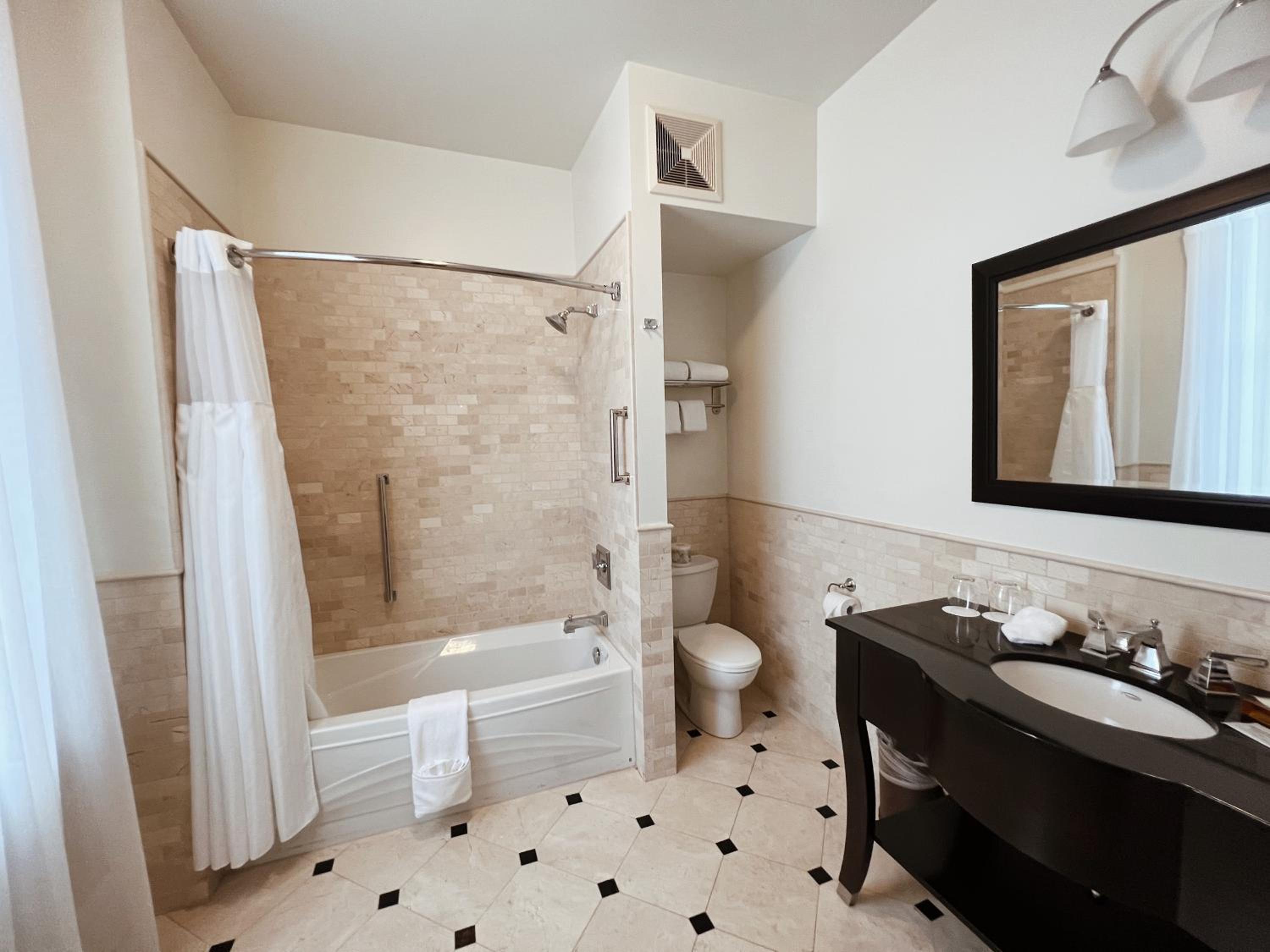 Deluxe Room thumbnail 5