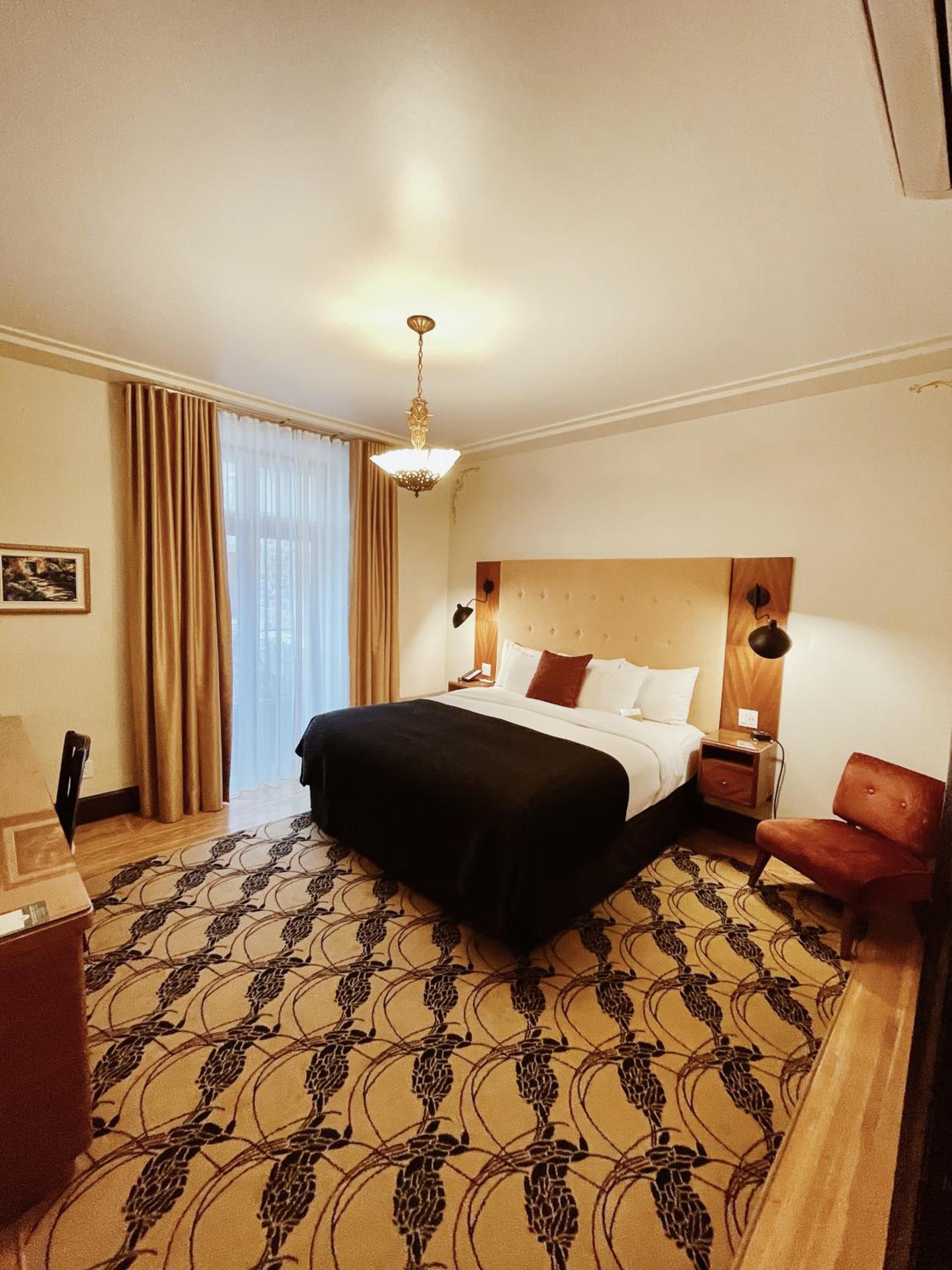 Deluxe Room thumbnail 5