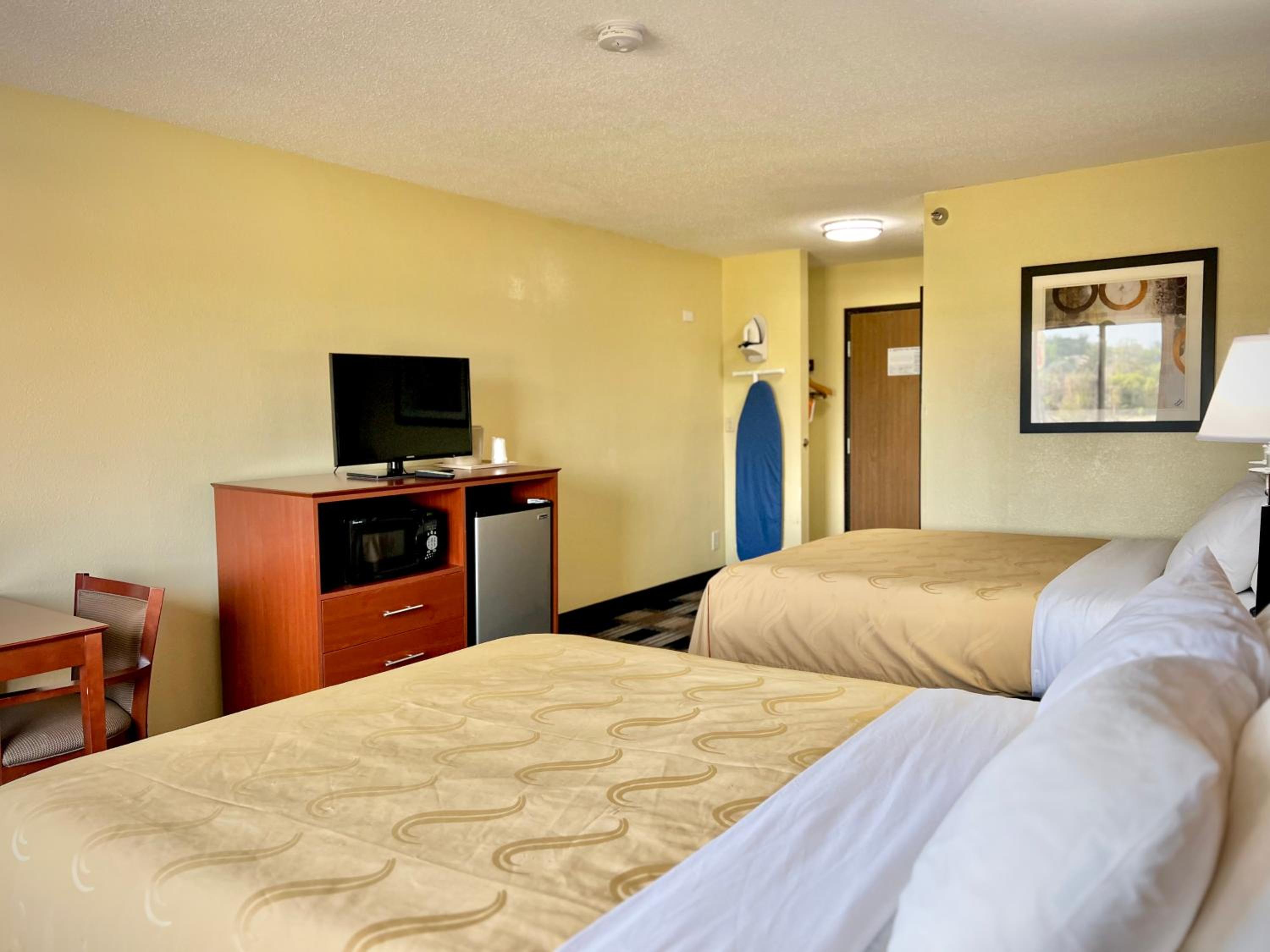 Queen Room with Two Queen Beds - Non-Smoking - Photo 10