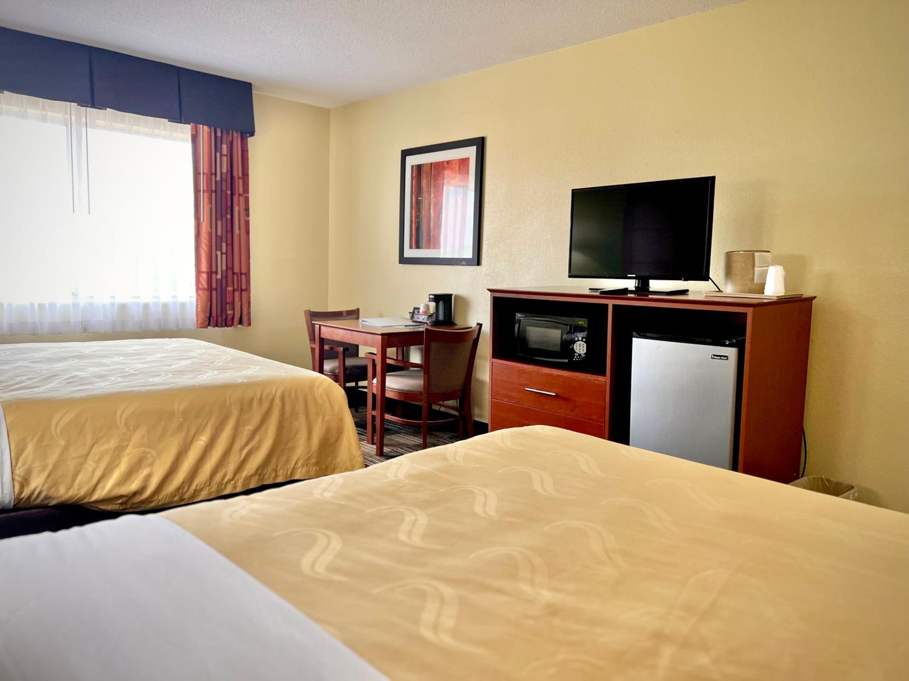 Queen Room with Two Queen Beds - Non-Smoking - Photo 8