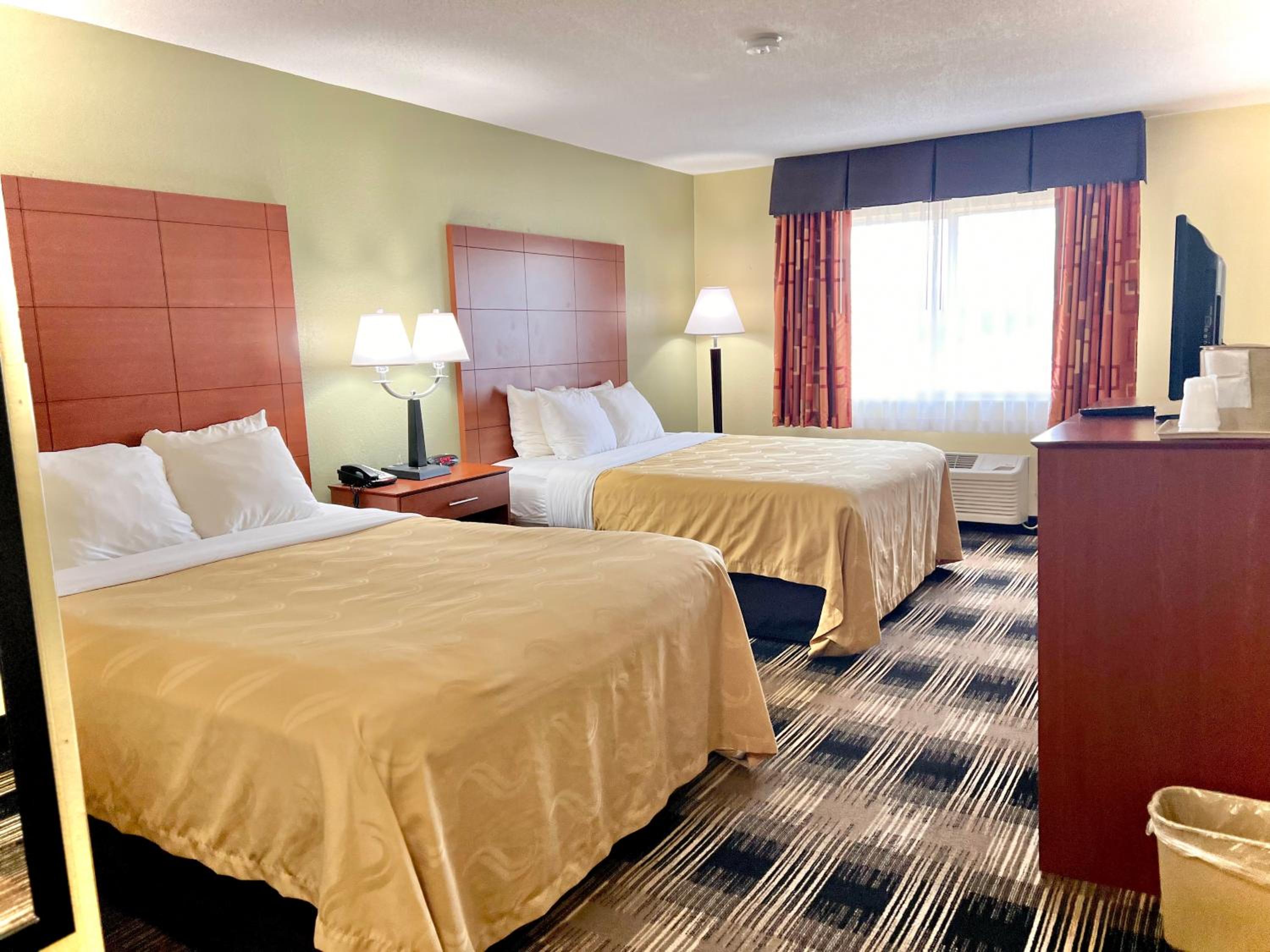 Queen Room with Two Queen Beds - Non-Smoking - Photo 9
