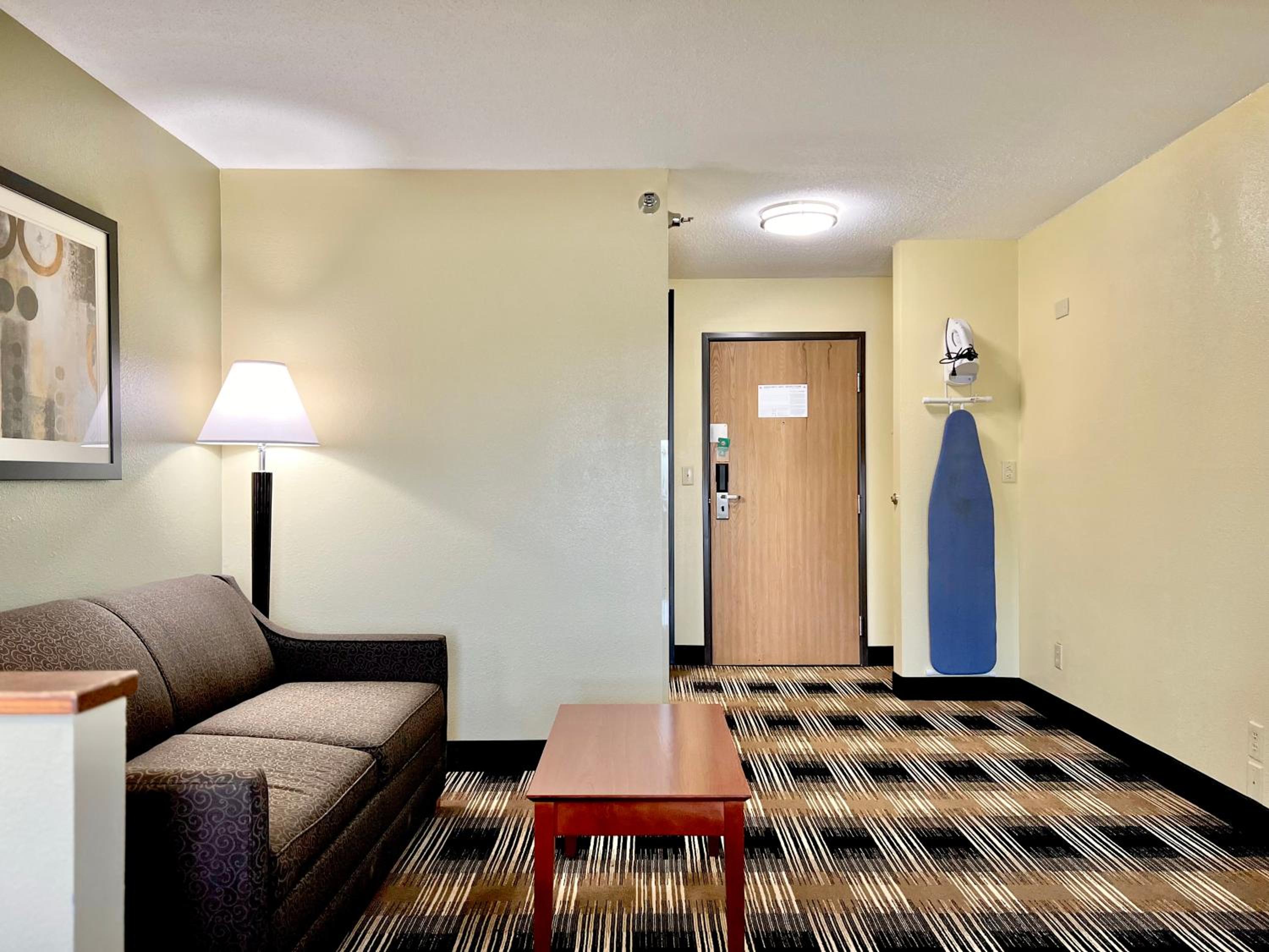 King Suite - Non-Smoking - Photo 8