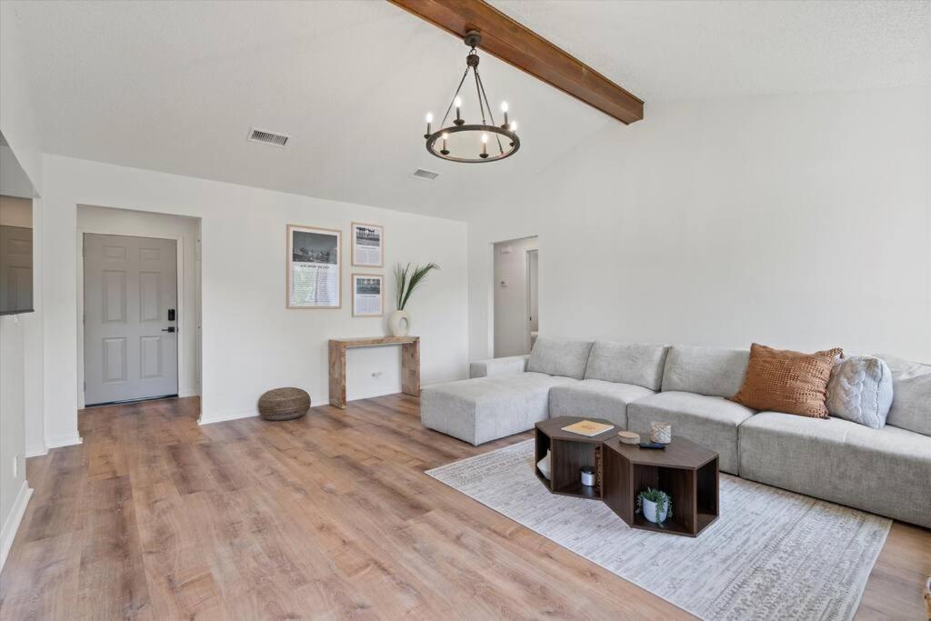 Three-Bedroom House photo 3