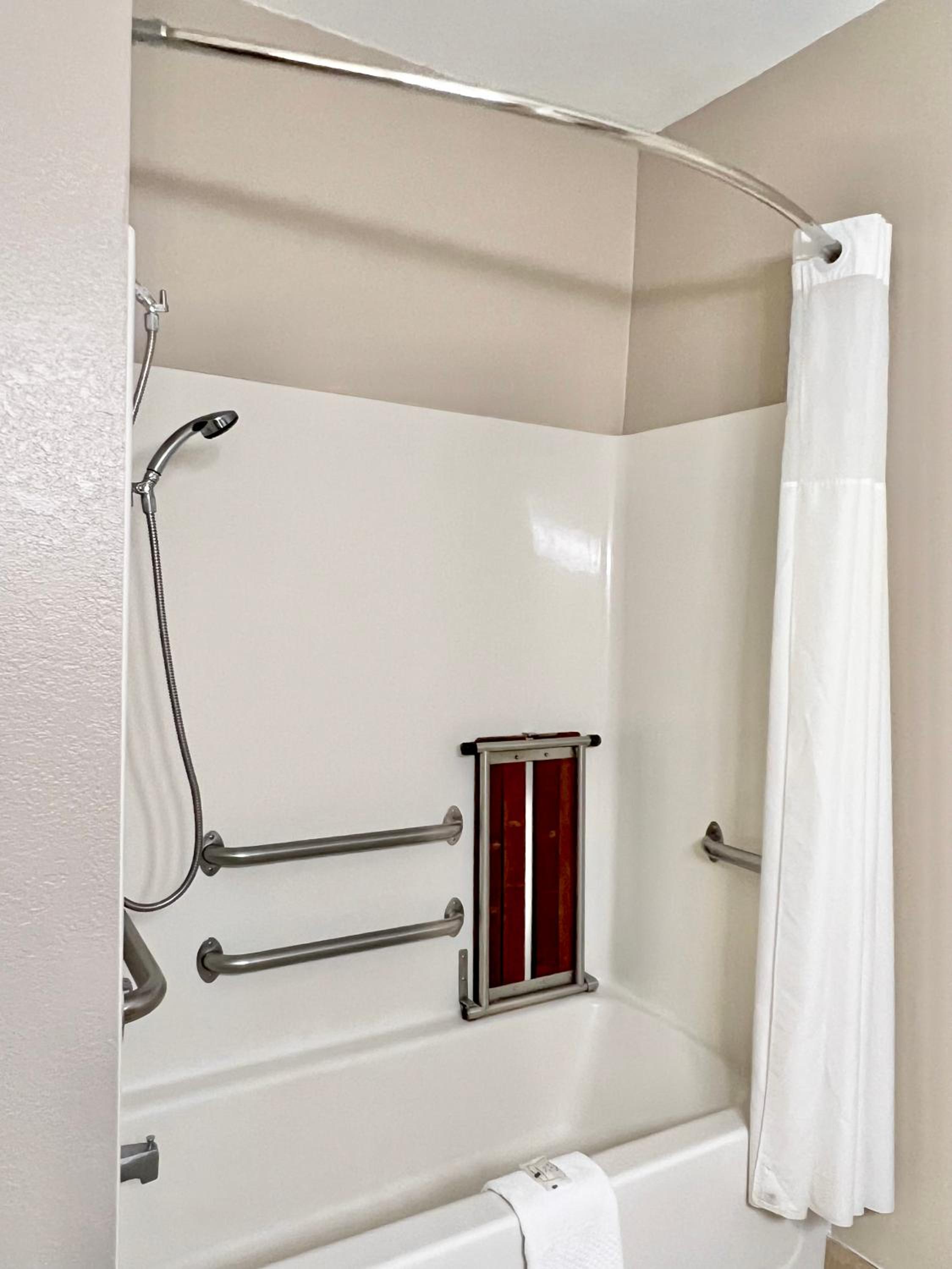 Queen Room - Accessible/Nonsmoking photo 2