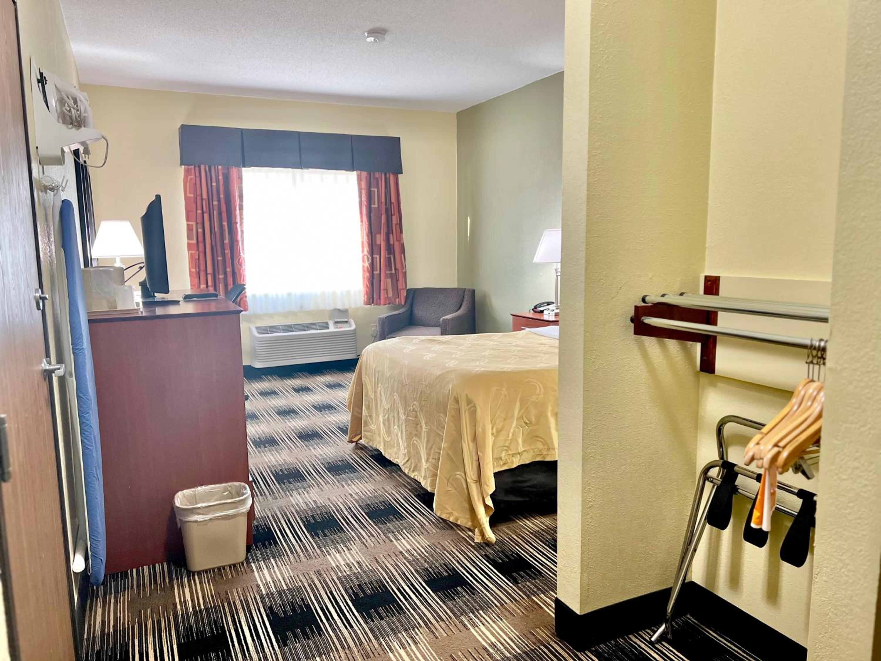 Queen Room - Accessible/Nonsmoking photo 1