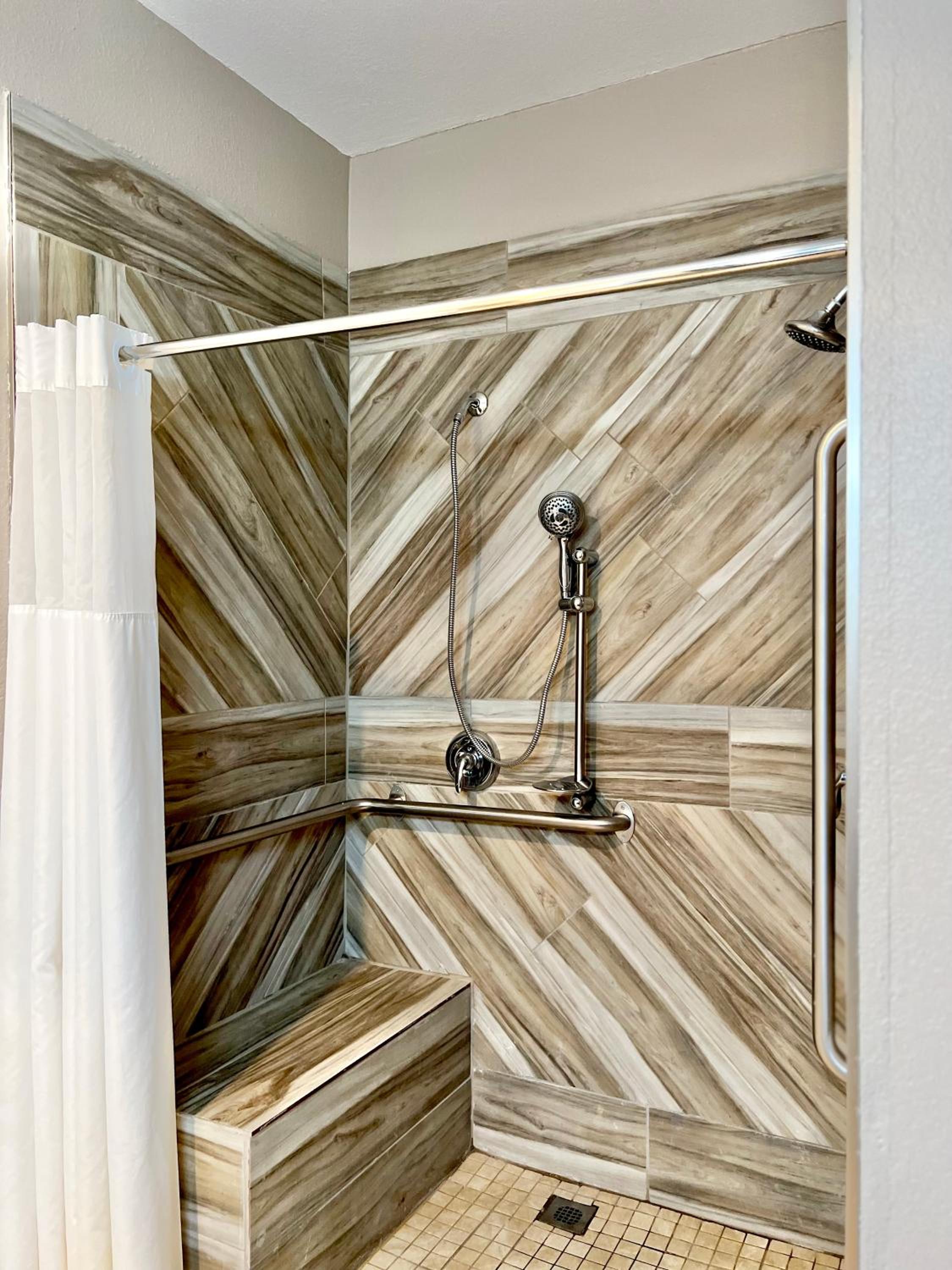 Queen Room with Roll-In Shower - Accessible/Non-Smoking photo 2