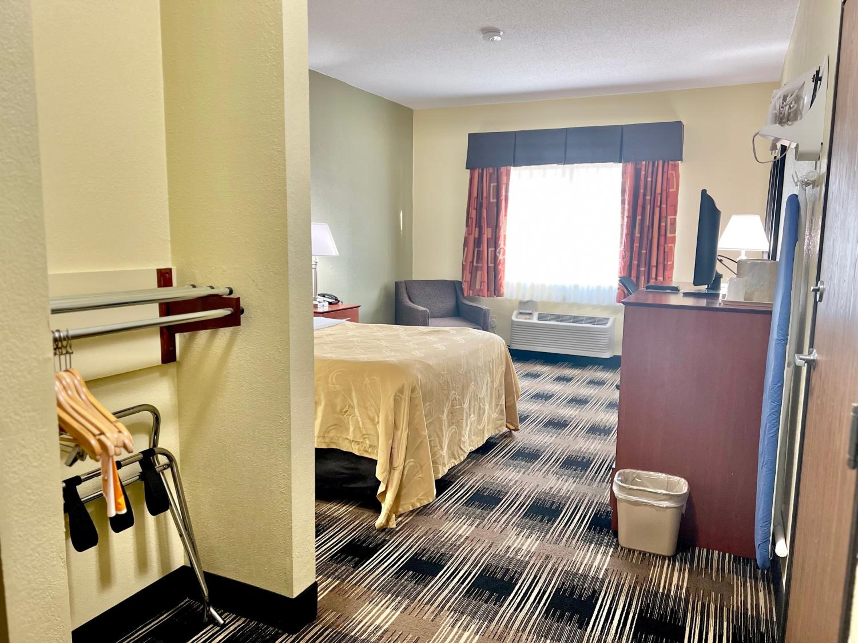 Queen Room with Roll-In Shower - Accessible/Non-Smoking photo 1