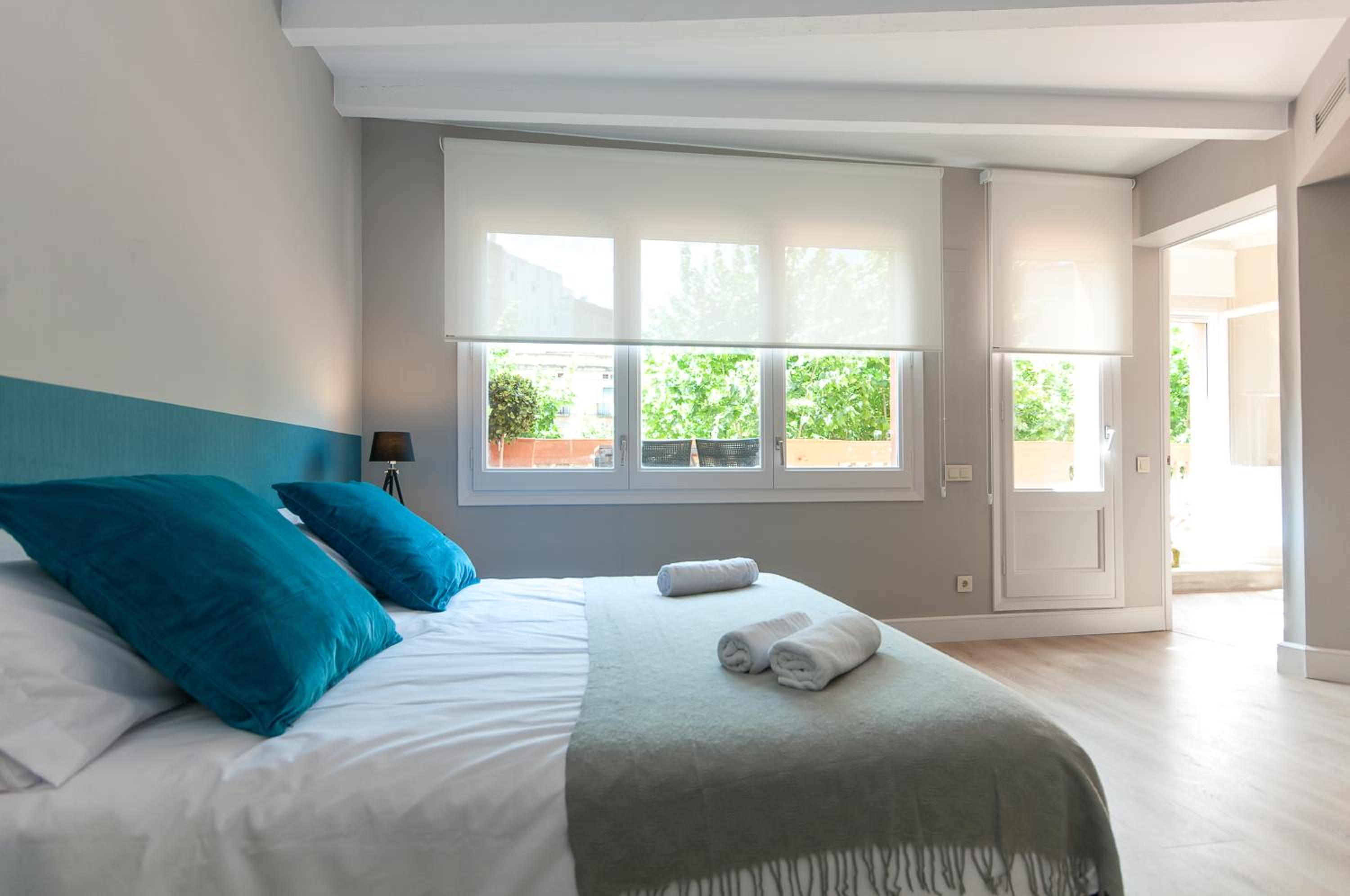 Apartamento de tres habitaciones con terraza.