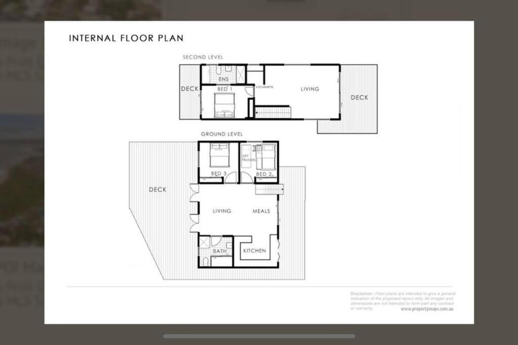 Three-Bedroom House photo 3