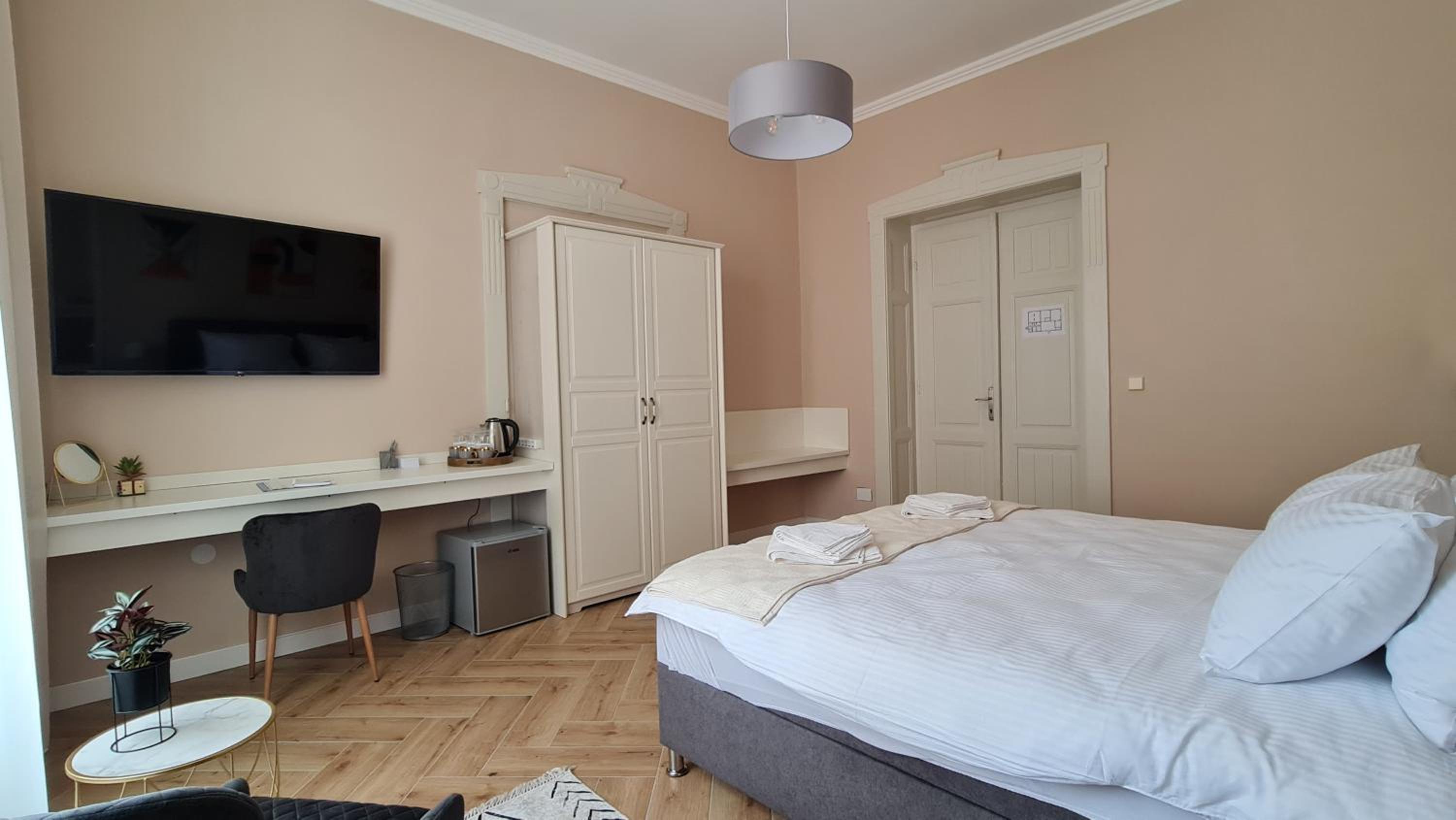 Deluxe King Room photo 2